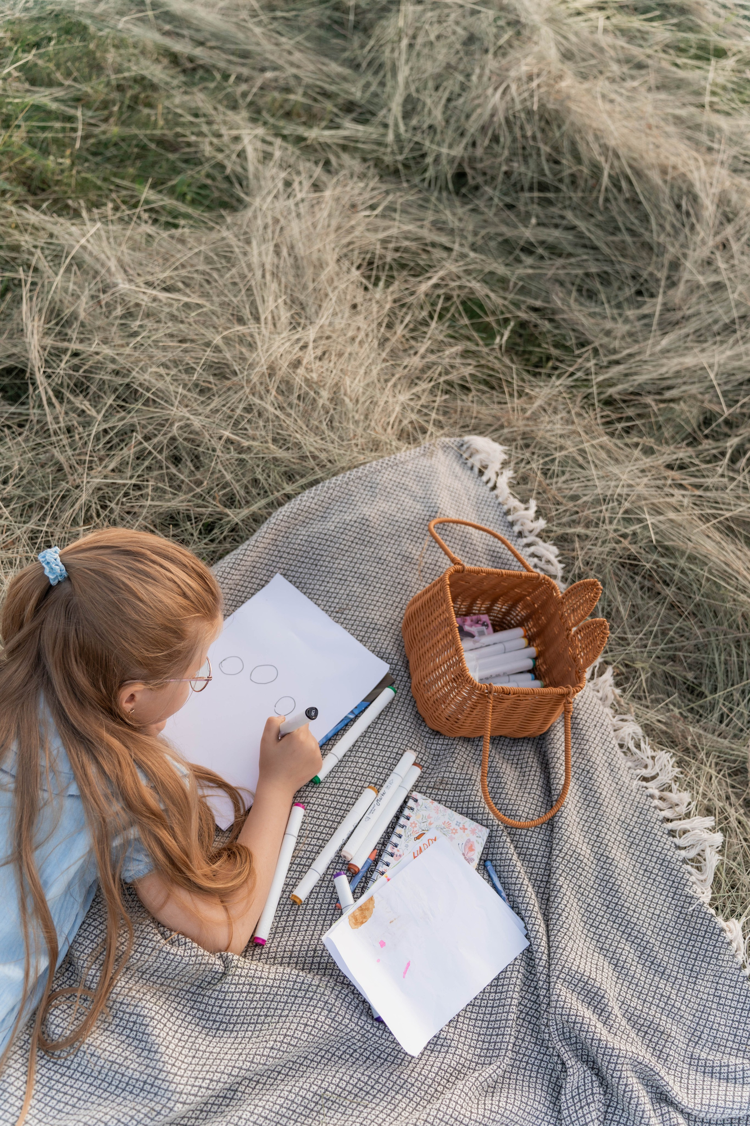 Сімейна фотосесія в Пирогово мами з двома донями. Сімейний фотограф Київ Наталія Шкаврон