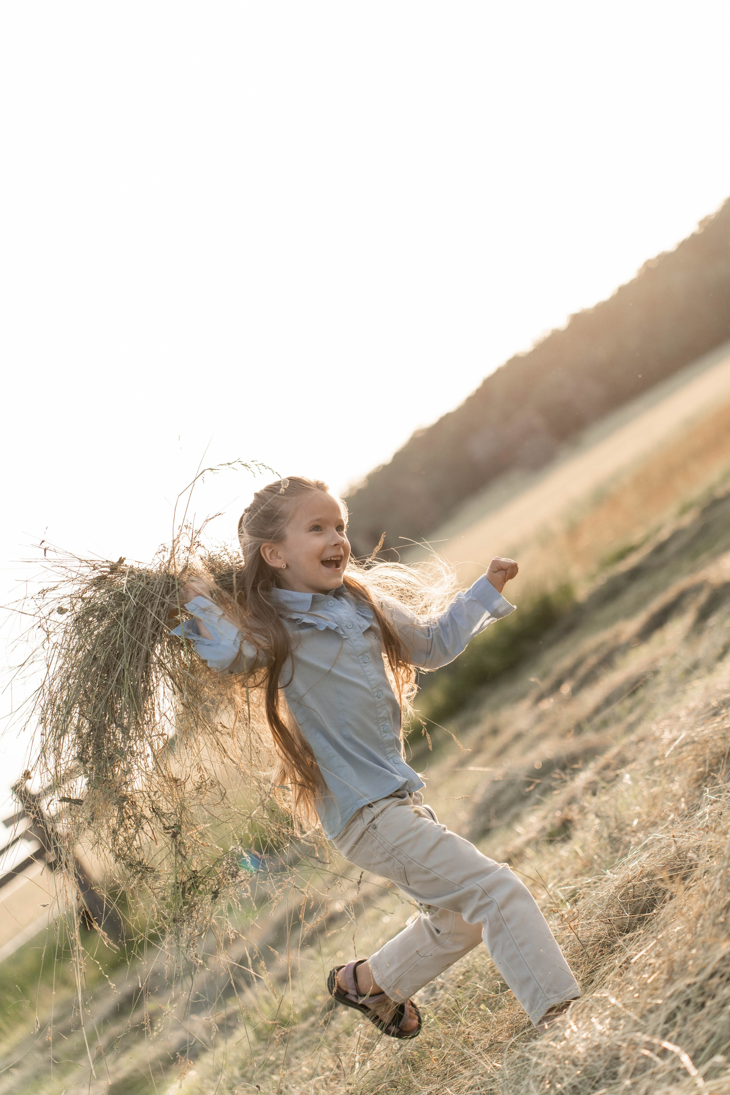 Сімейна фотосесія в Пирогово мами з двома донями. Сімейний фотограф Київ Наталія Шкаврон