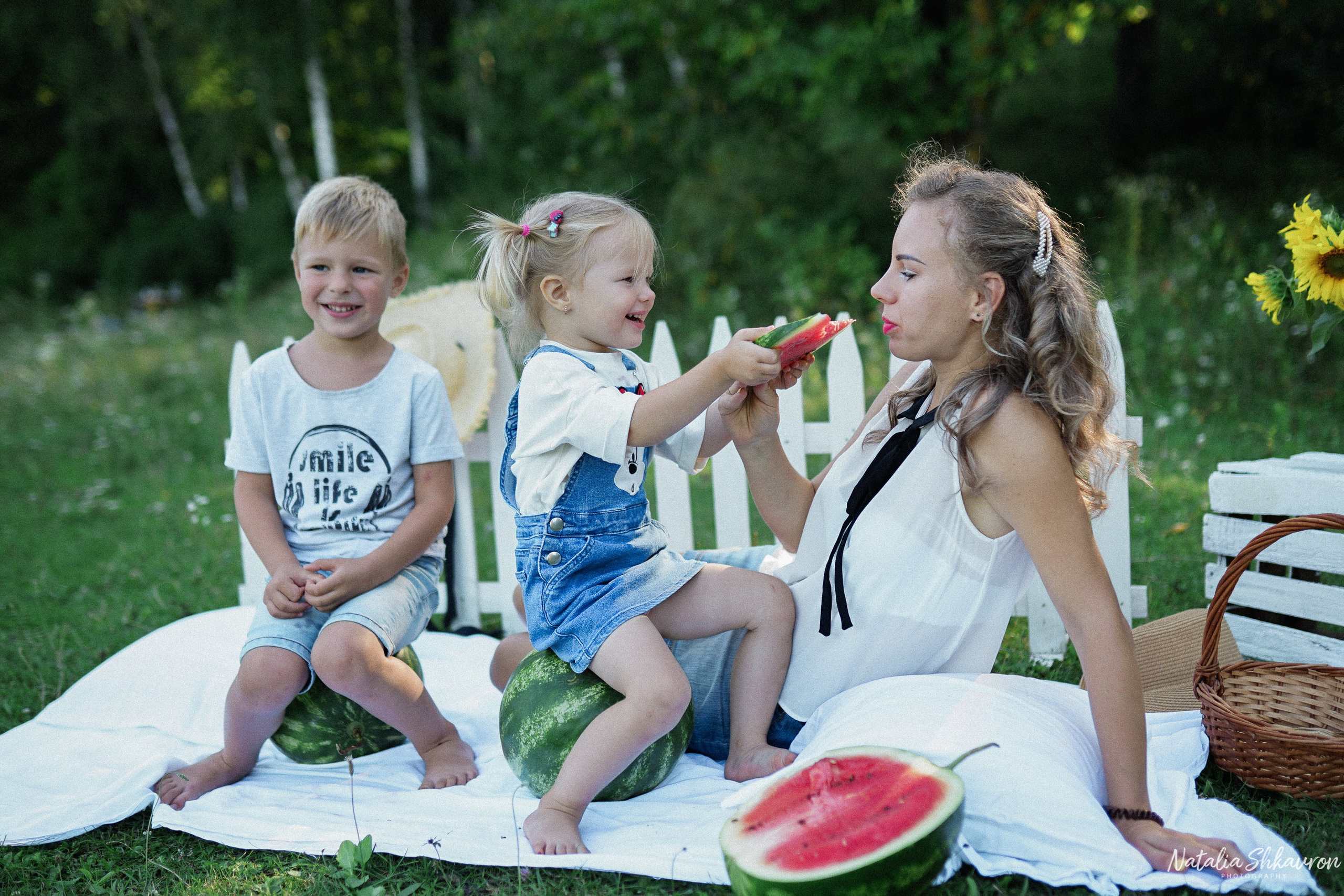 Сімейна фотосесія з кавунами. Family photographer in Kiev Natalia Shkavron
