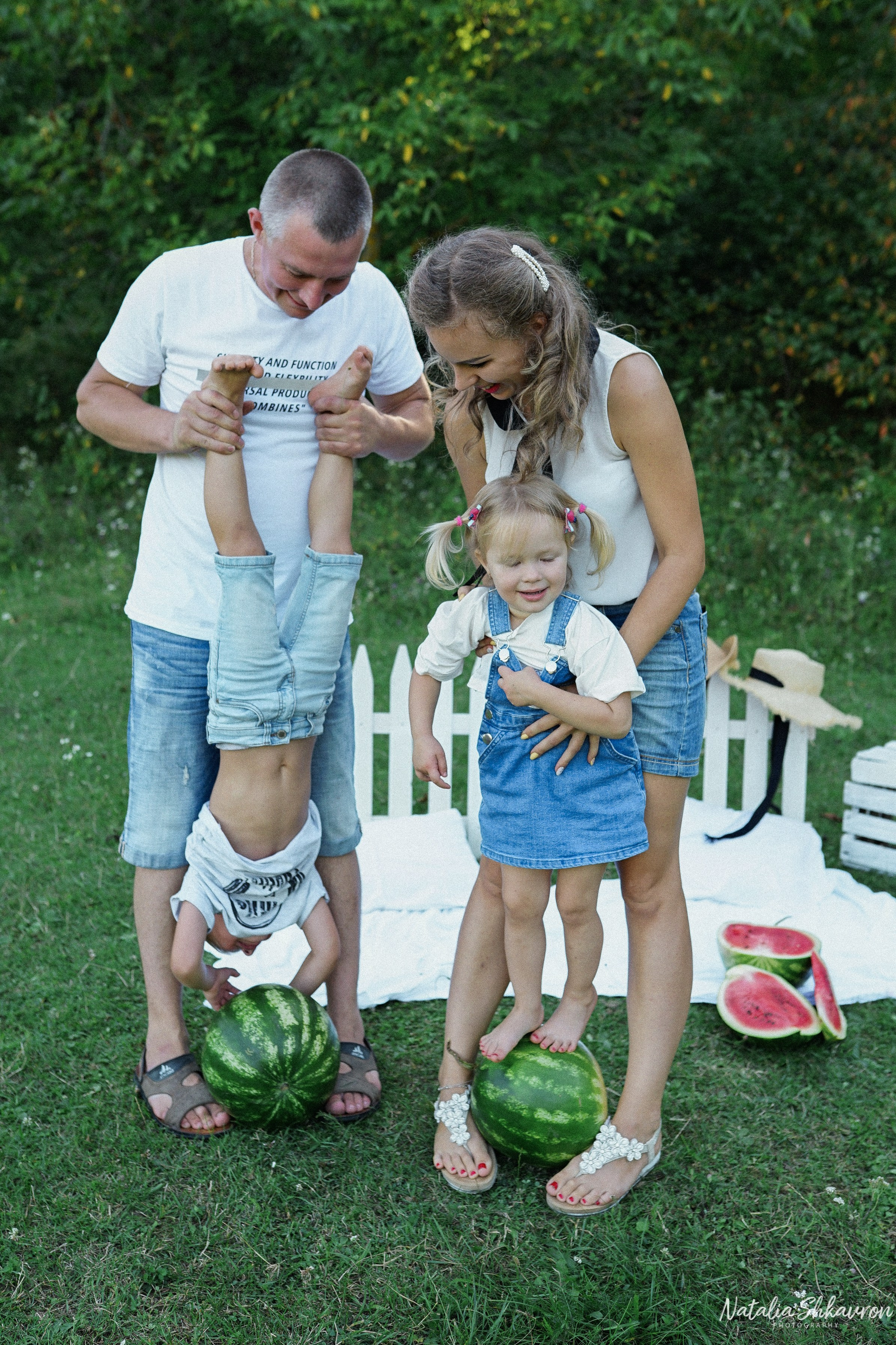 Сімейна фотосесія з кавунами. Family photographer in Kiev Natalia Shkavron
