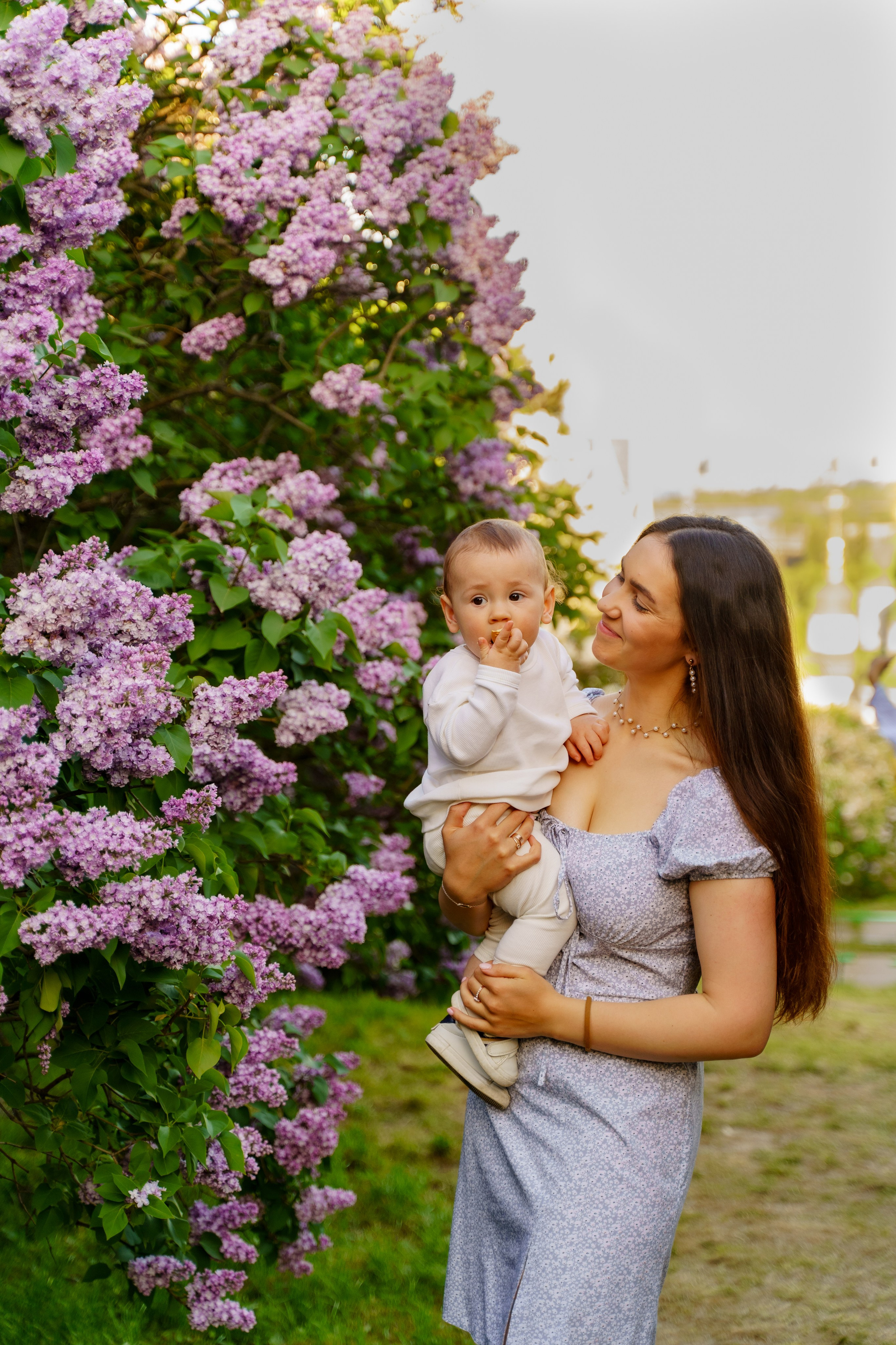 Сімейна фотосесія в бузку Київ. Сімейний фотограф Київ Наталія Шкаврон
