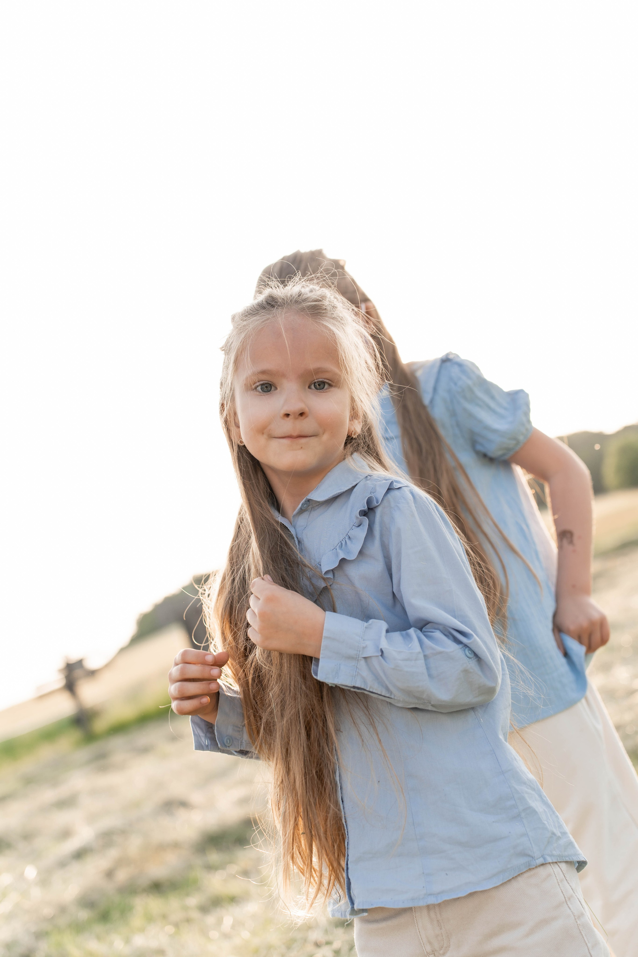 Сімейна фотосесія в Пирогово мами з двома донями. Сімейний фотограф Київ Наталія Шкаврон