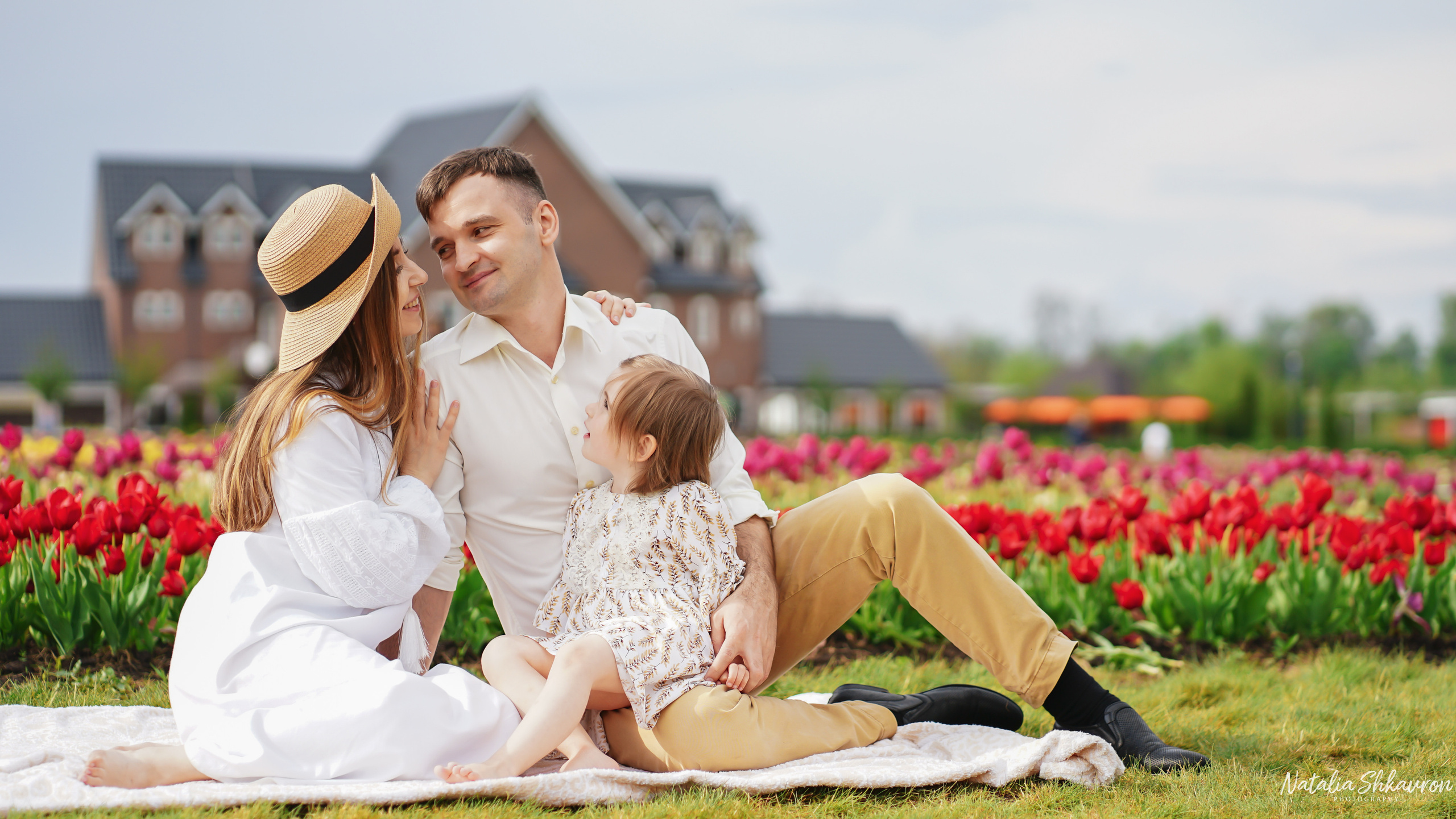 Сімейна фотосесія в тюльпанах. Сімейний фотограф Київ Наталія Шкаврон