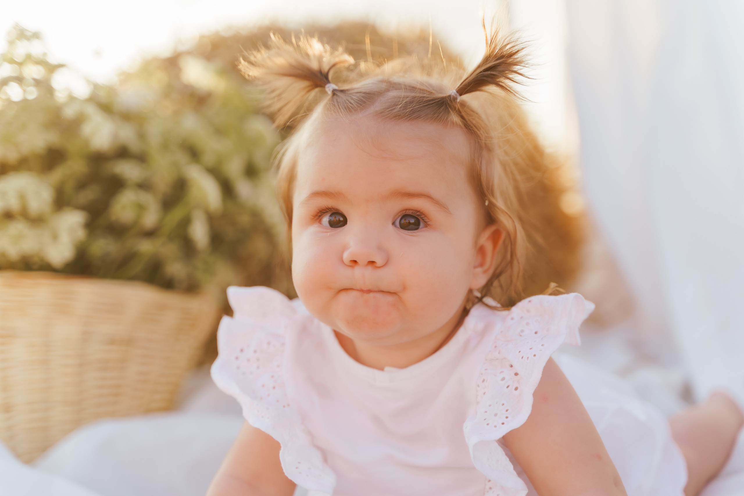 Фотосесія мама та доня в полі з тюками соломи. Сімейний фотограф Київ Наталія Шкаврон