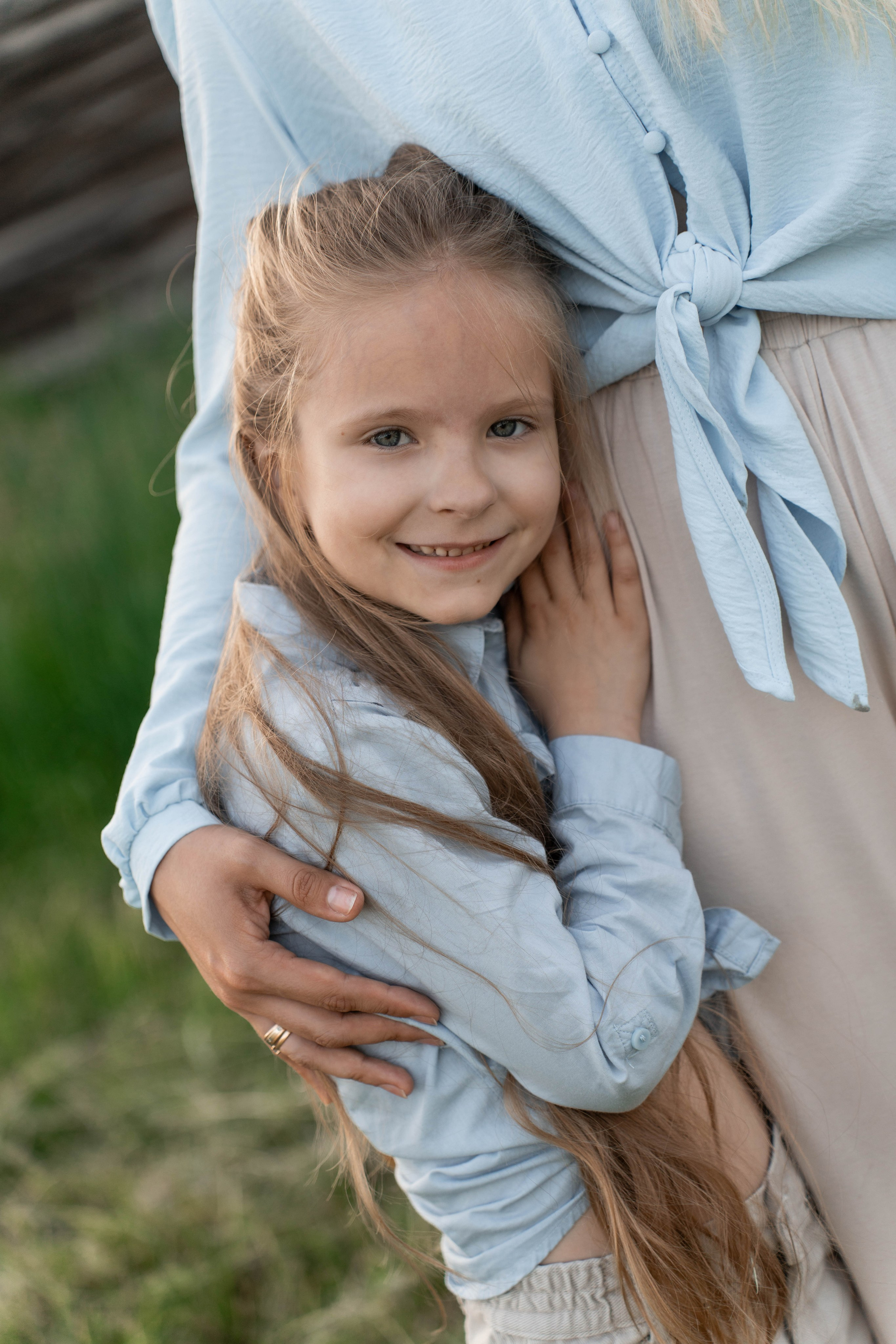 Сімейна фотосесія в Пирогово мами з двома донями. Сімейний фотограф Київ Наталія Шкаврон