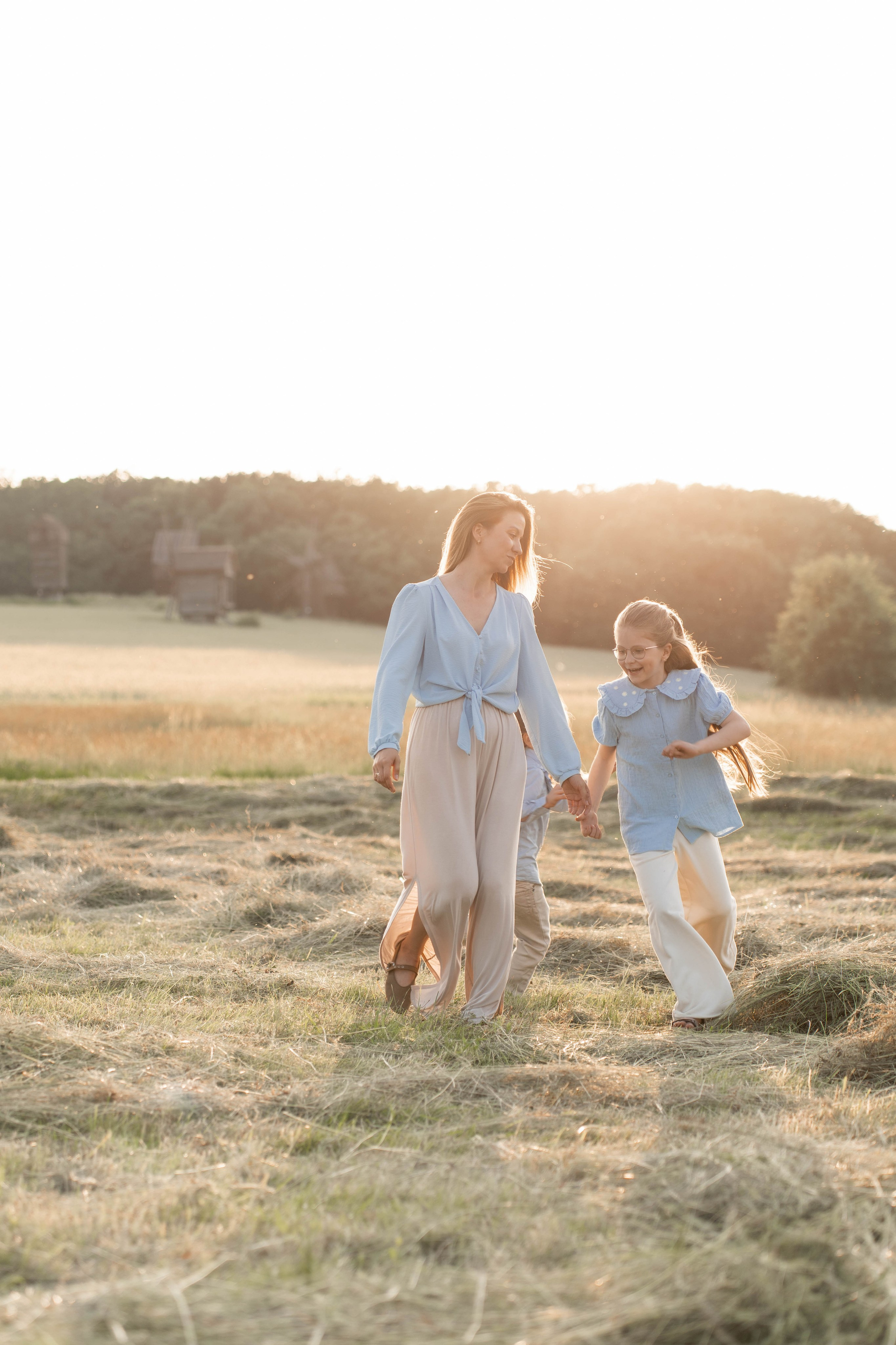 Сімейна фотосесія в Пирогово мами з двома донями. Сімейний фотограф Київ Наталія Шкаврон