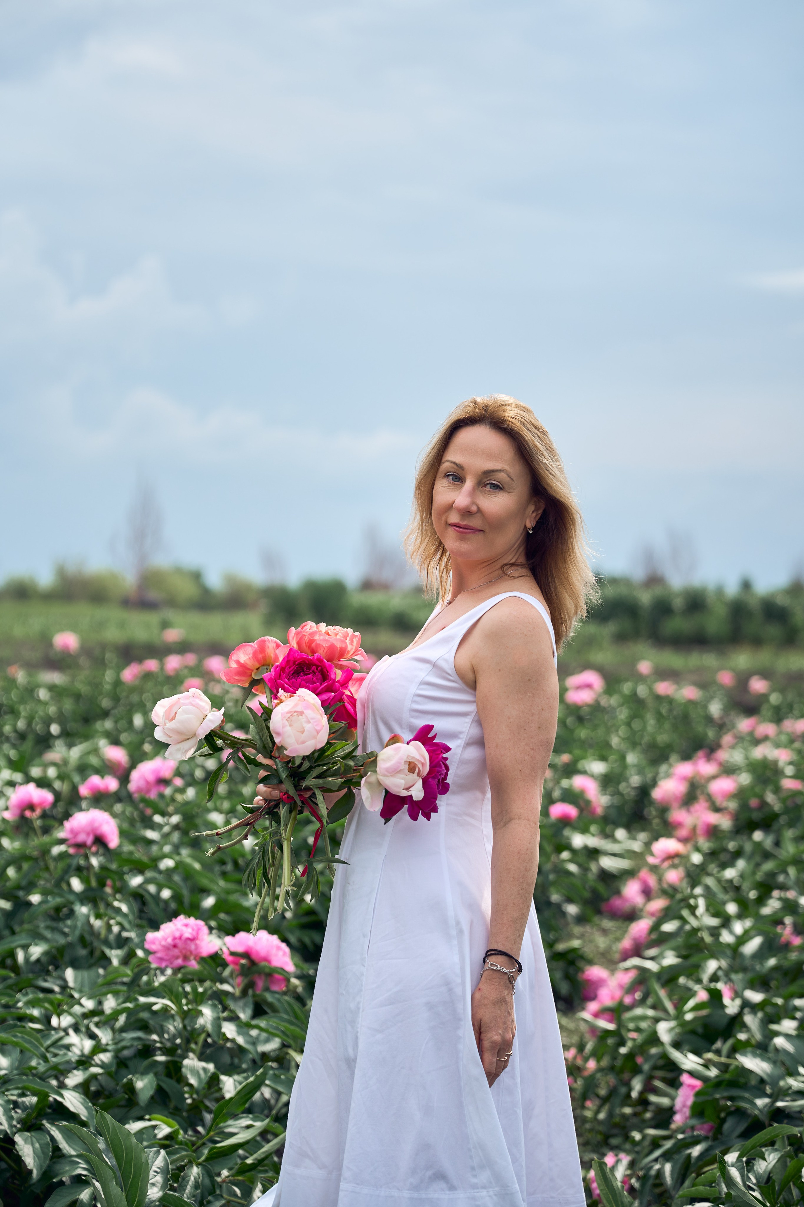 Сімейна фотосесія з піонами у Добропарку. Family photographer in Kiev Natalia Shkavron
