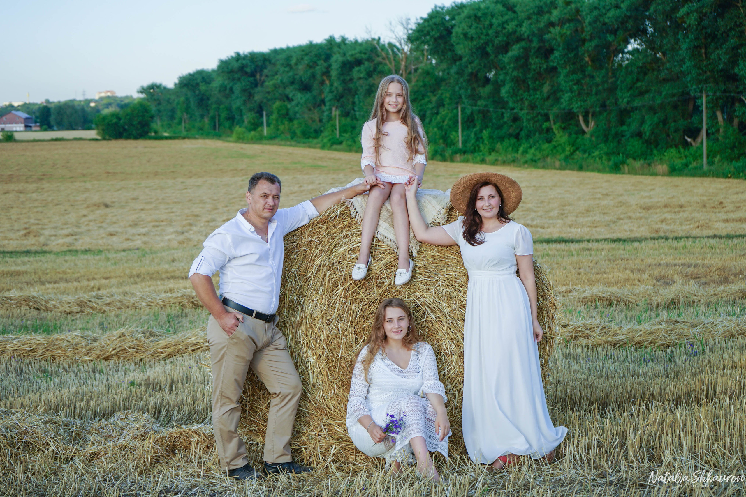 Сімейна фотосесія в полі з рулонами соломи. Сімейний фотограф Київ Наталія Шкаврон