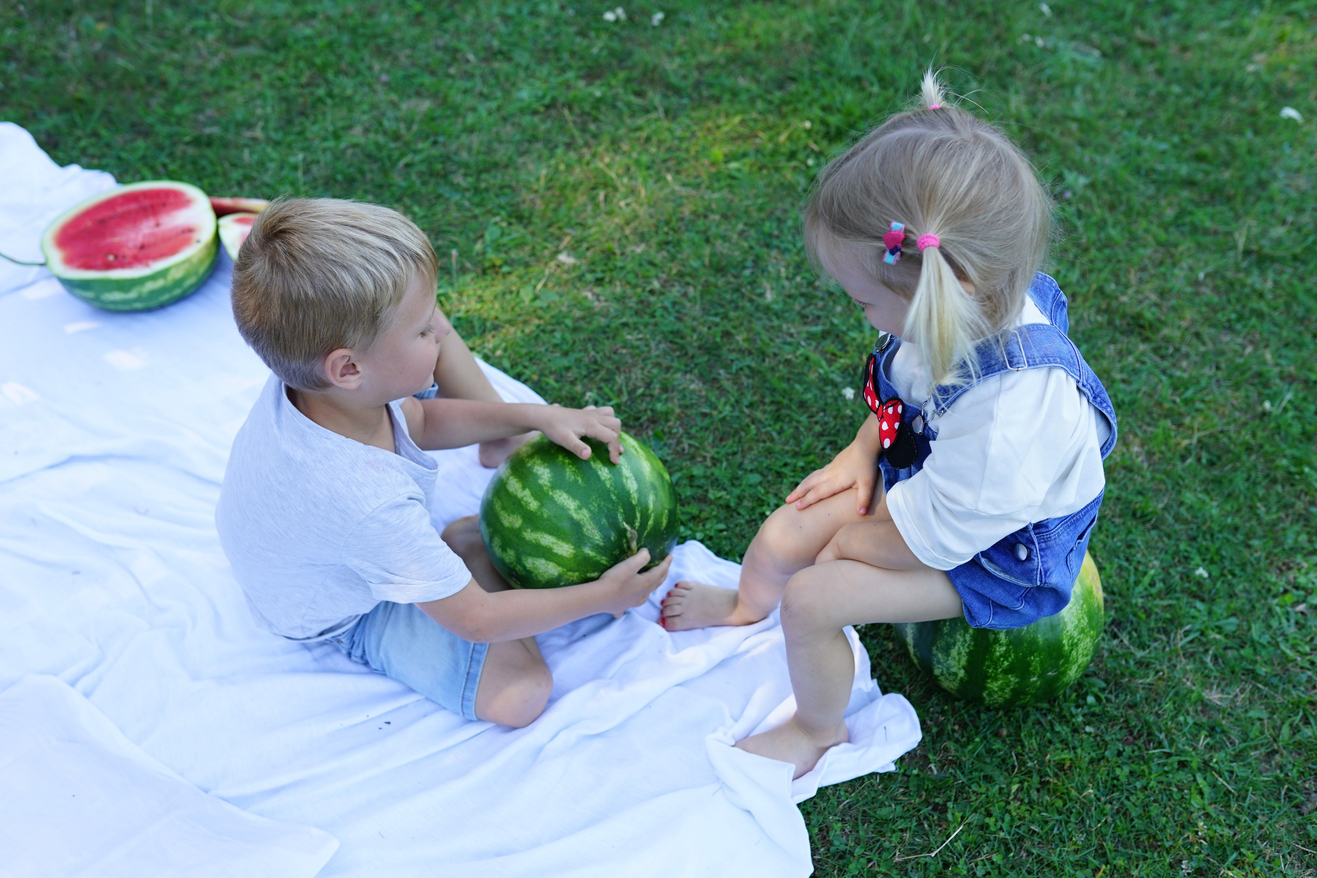 Сімейна фотосесія з кавунами. Family photographer in Kiev Natalia Shkavron
