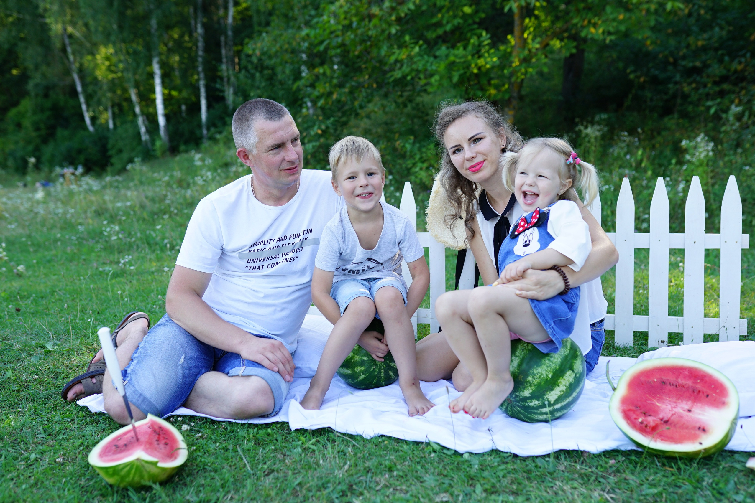 Сімейна фотосесія з кавунами. Family photographer in Kiev Natalia Shkavron