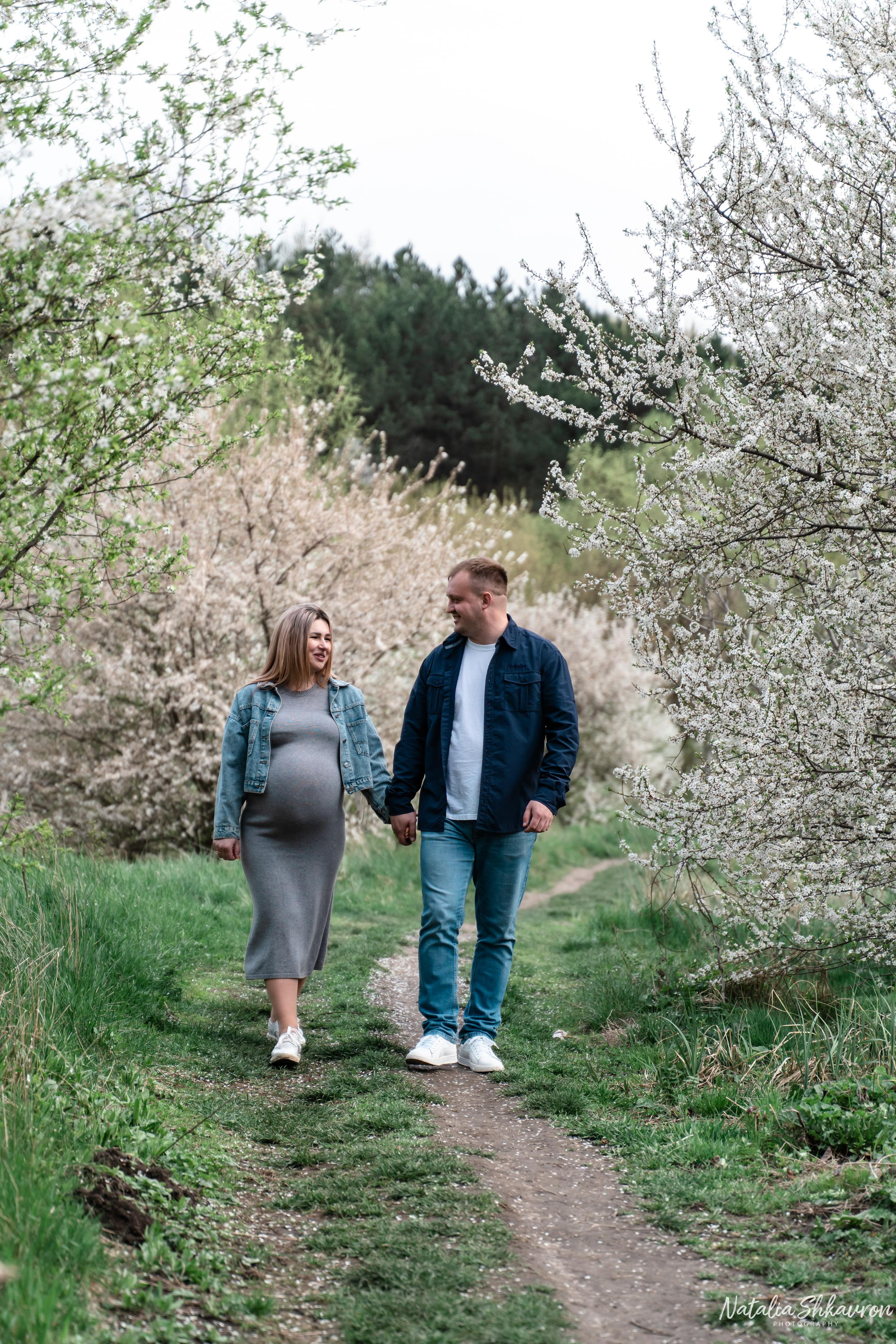 Фотосесія вагітностіу в квітучих садах. Сімейний фотограф Київ Наталія Шкаврон