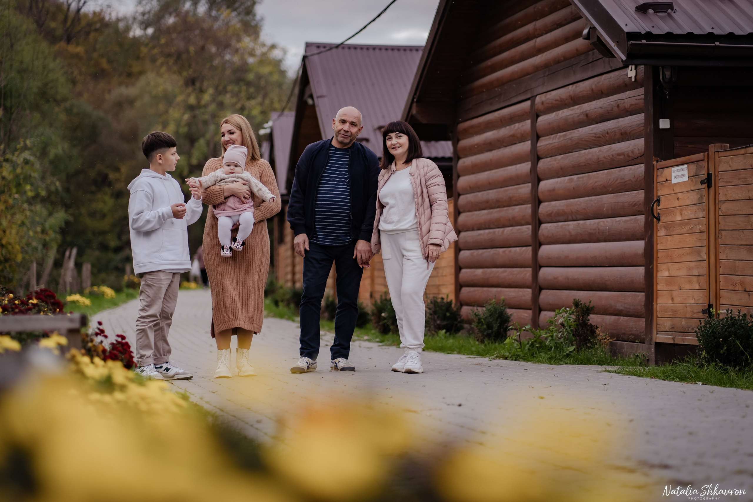 Сімейна фотосесія восени біля води. Family photographer in Kiev Natalia Shkavron