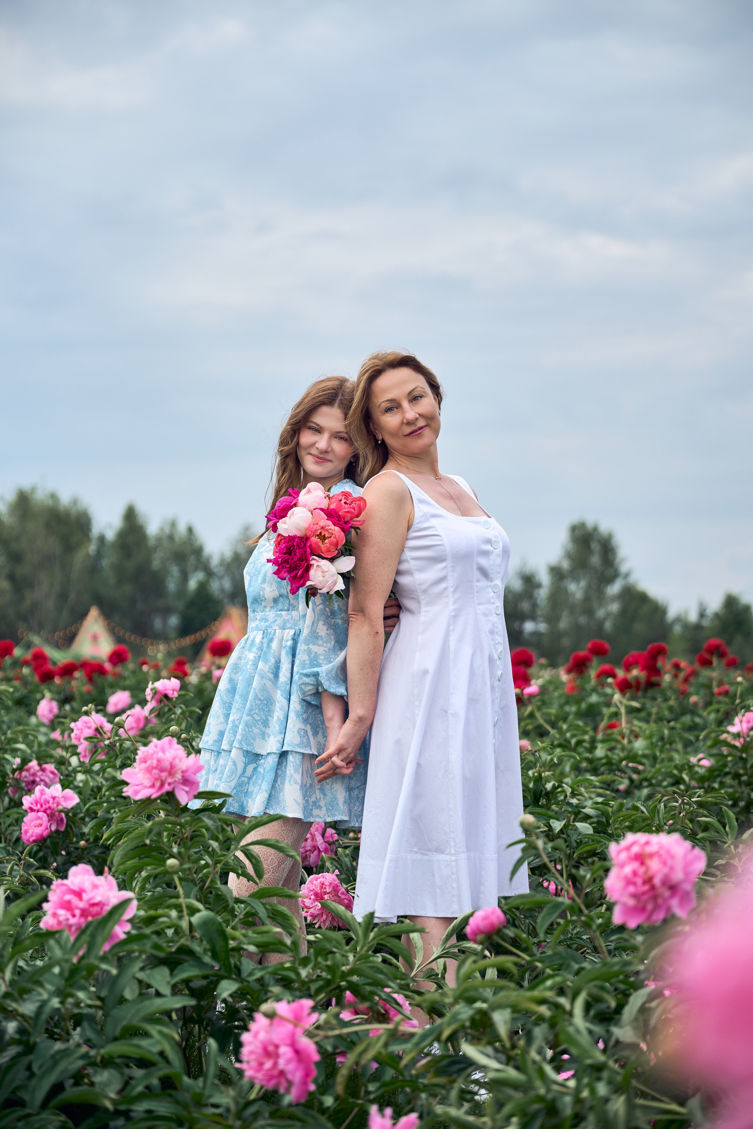 Сімейна фотосесія з піонами у Добропарку. Family photographer in Kiev Natalia Shkavron