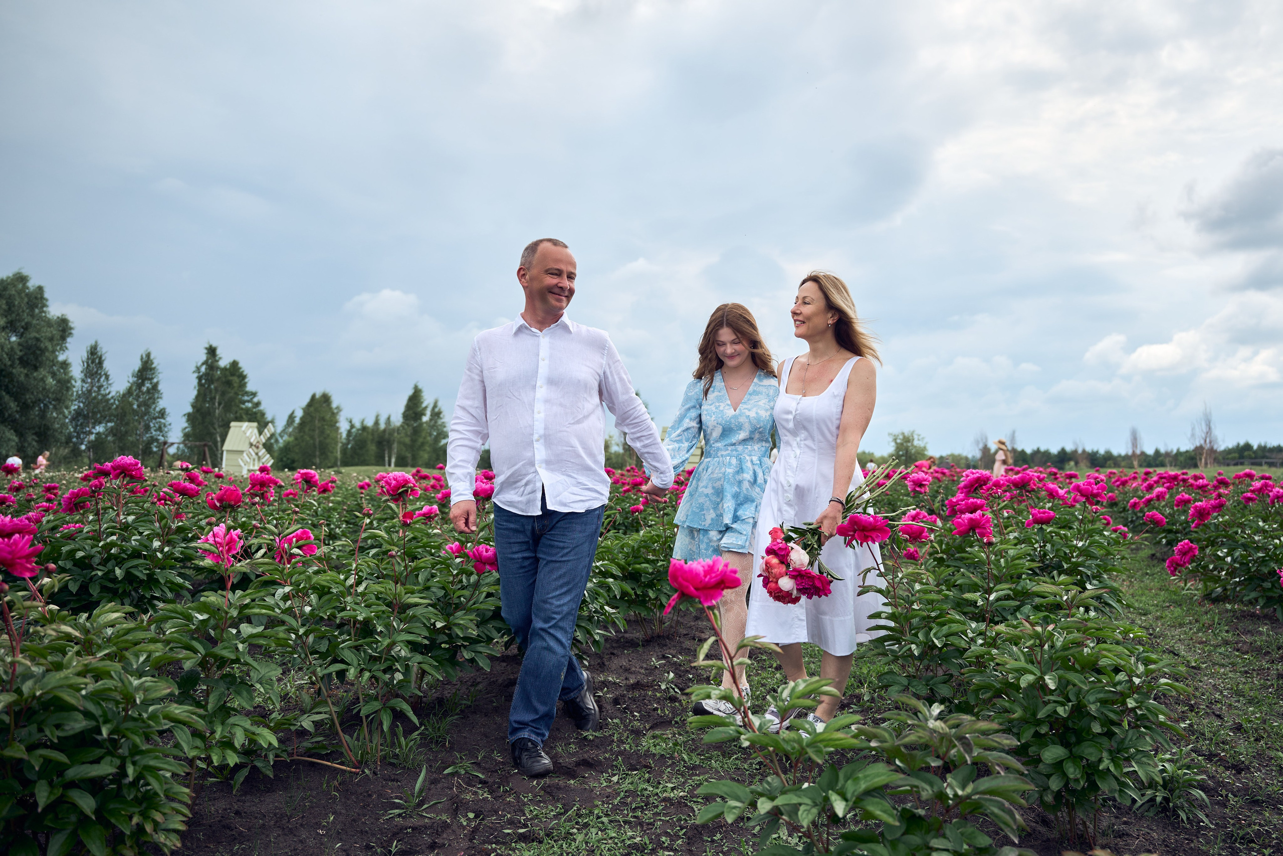 Сімейна фотосесія з піонами у Добропарку. Family photographer in Kiev Natalia Shkavron