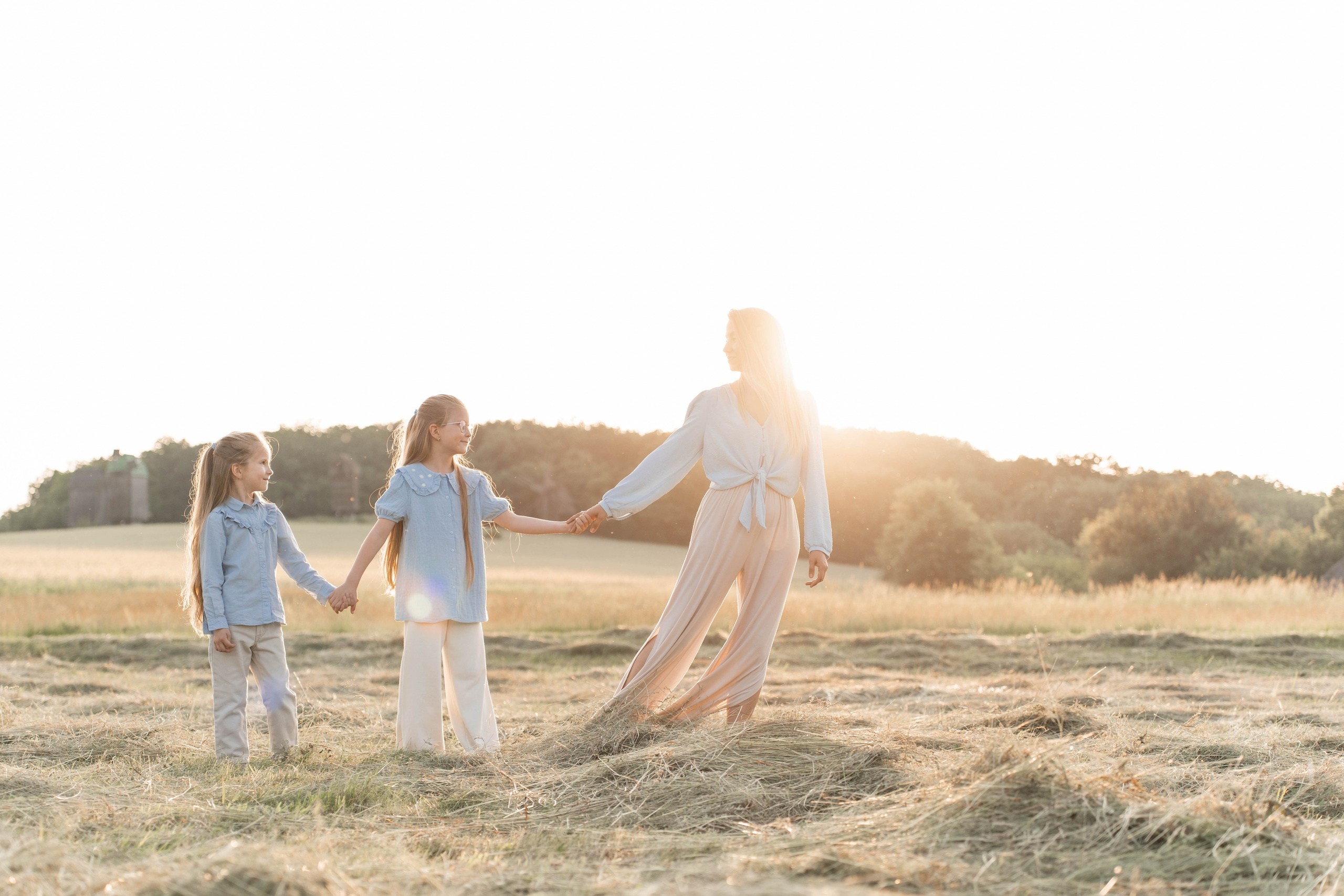 Сімейна фотосесія в Пирогово мами з двома донями. Сімейний фотограф Київ Наталія Шкаврон