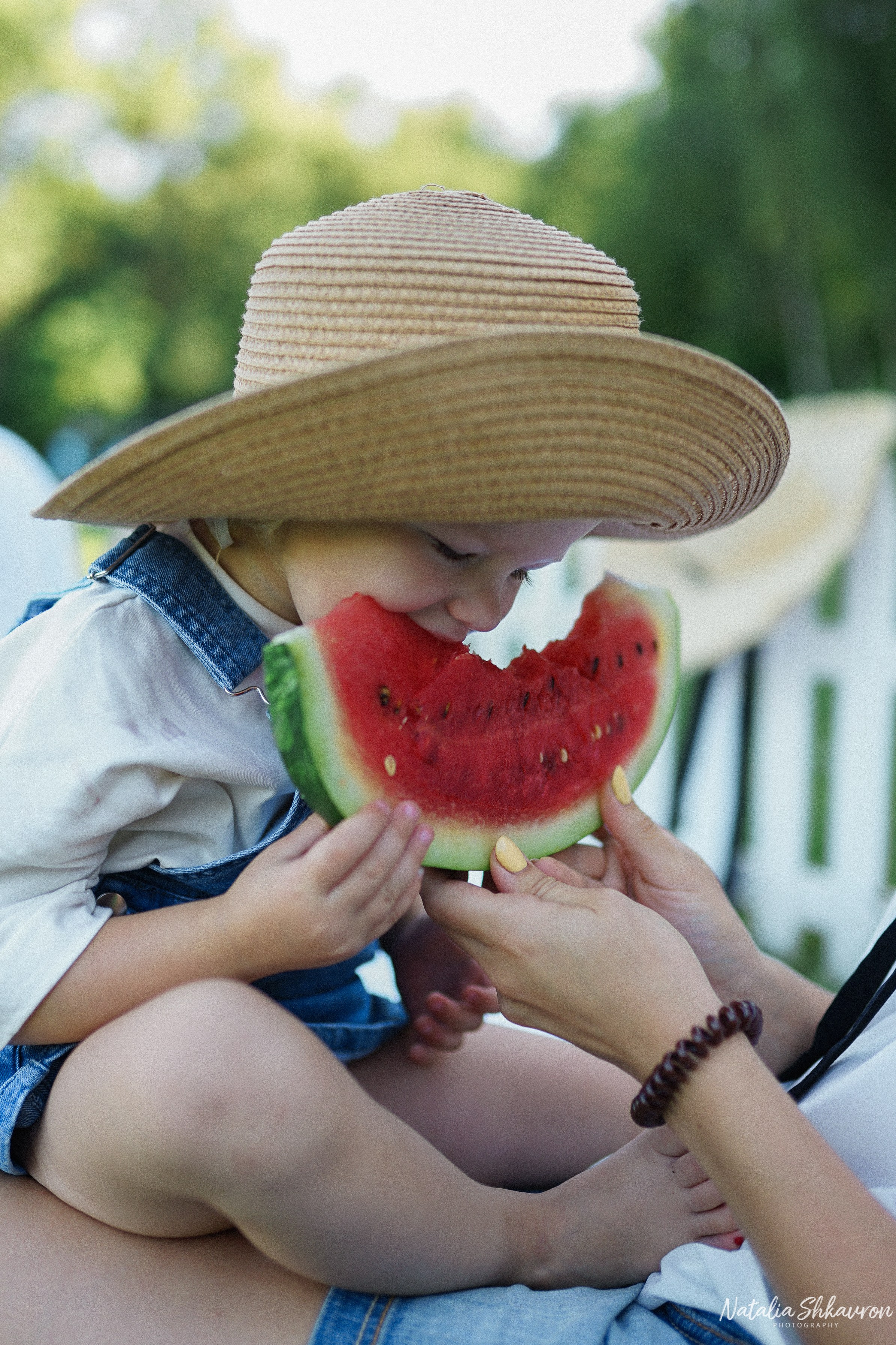 Сімейна фотосесія з кавунами. Family photographer in Kiev Natalia Shkavron