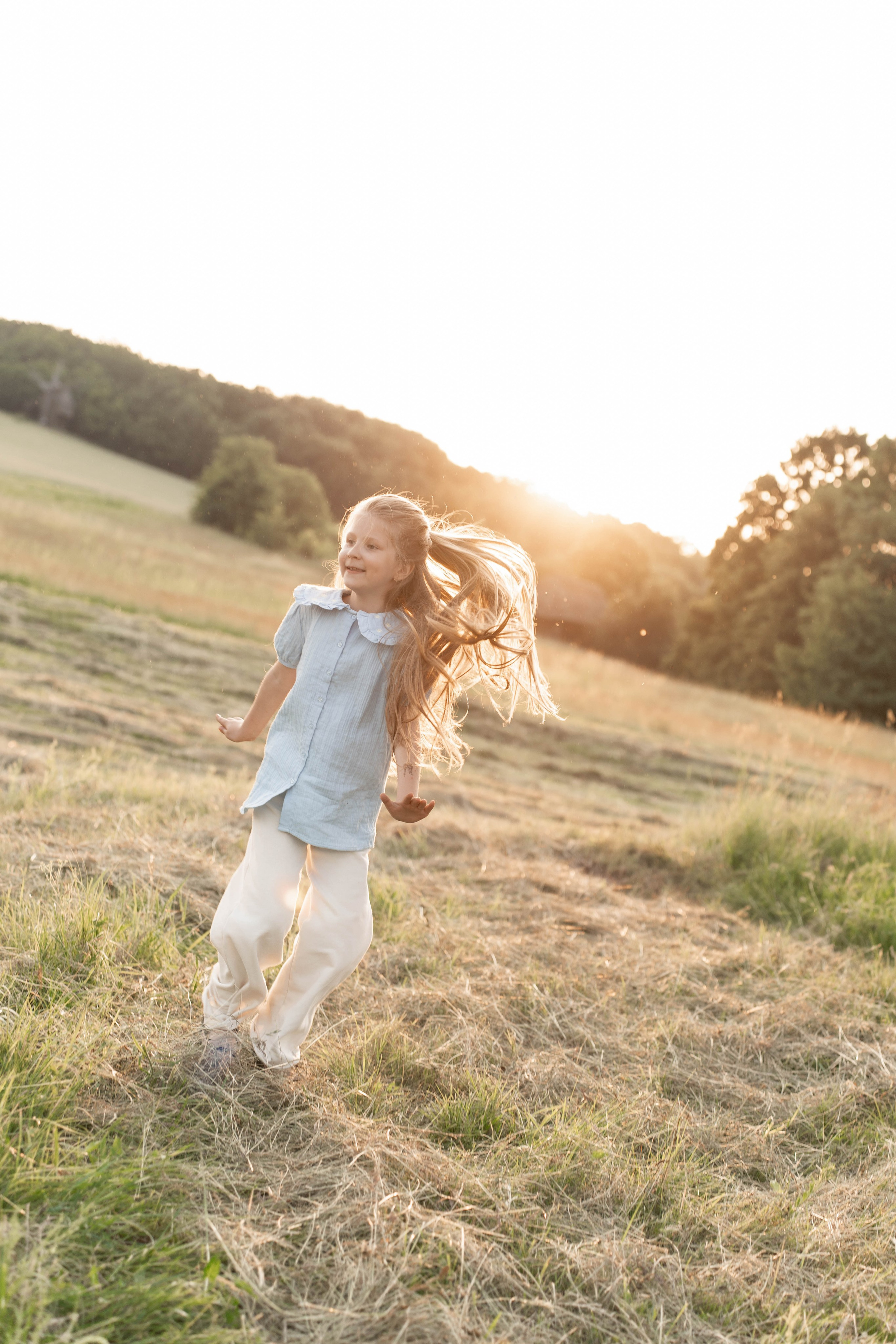 Сімейна фотосесія в Пирогово мами з двома донями. Сімейний фотограф Київ Наталія Шкаврон