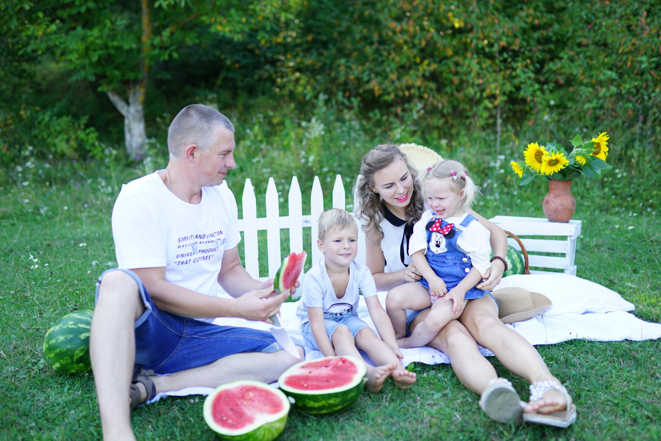 Сімейна фотосесія з кавунами. Family photographer in Kiev Natalia Shkavron
