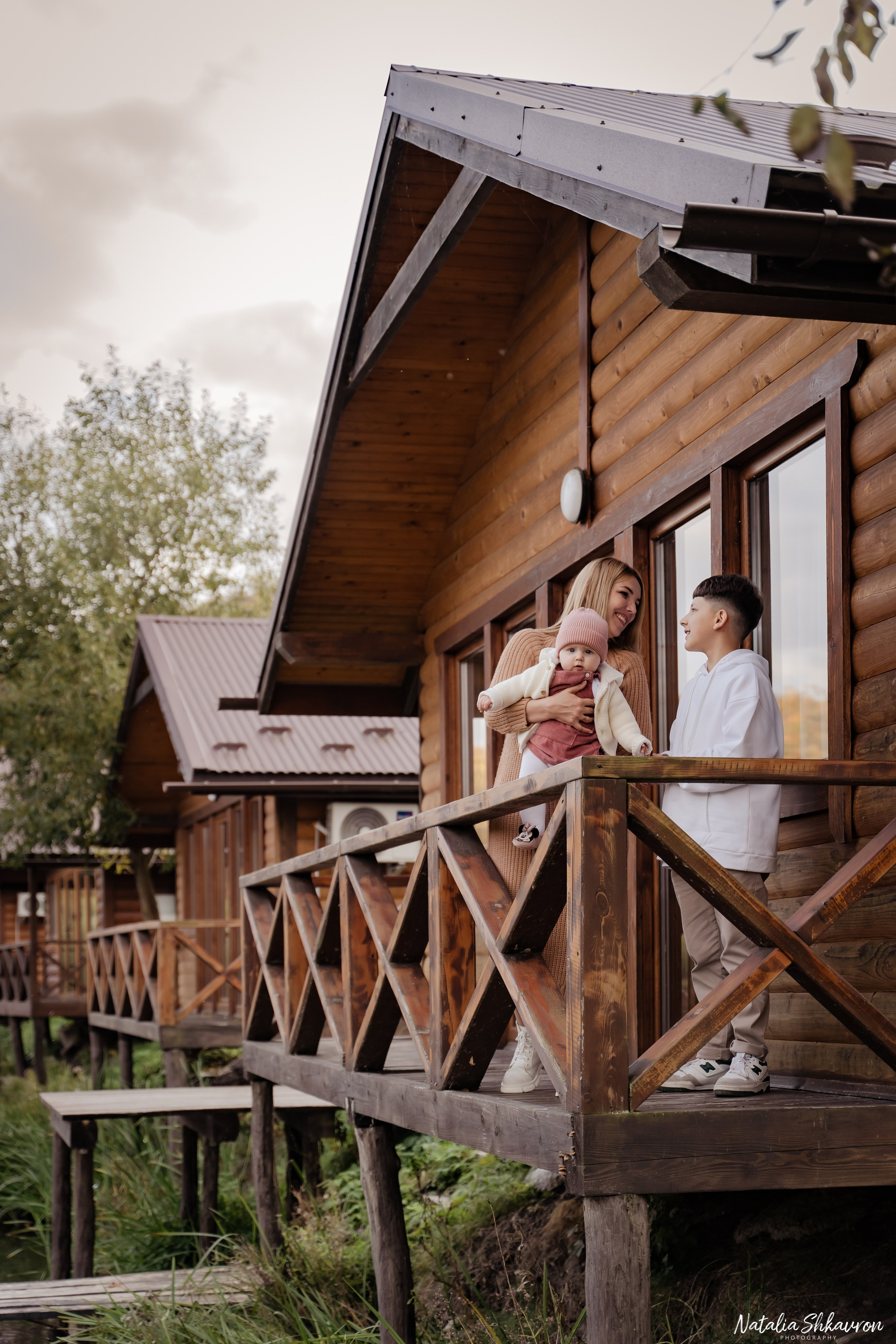 Сімейна фотосесія восени біля води. Family photographer in Kiev Natalia Shkavron