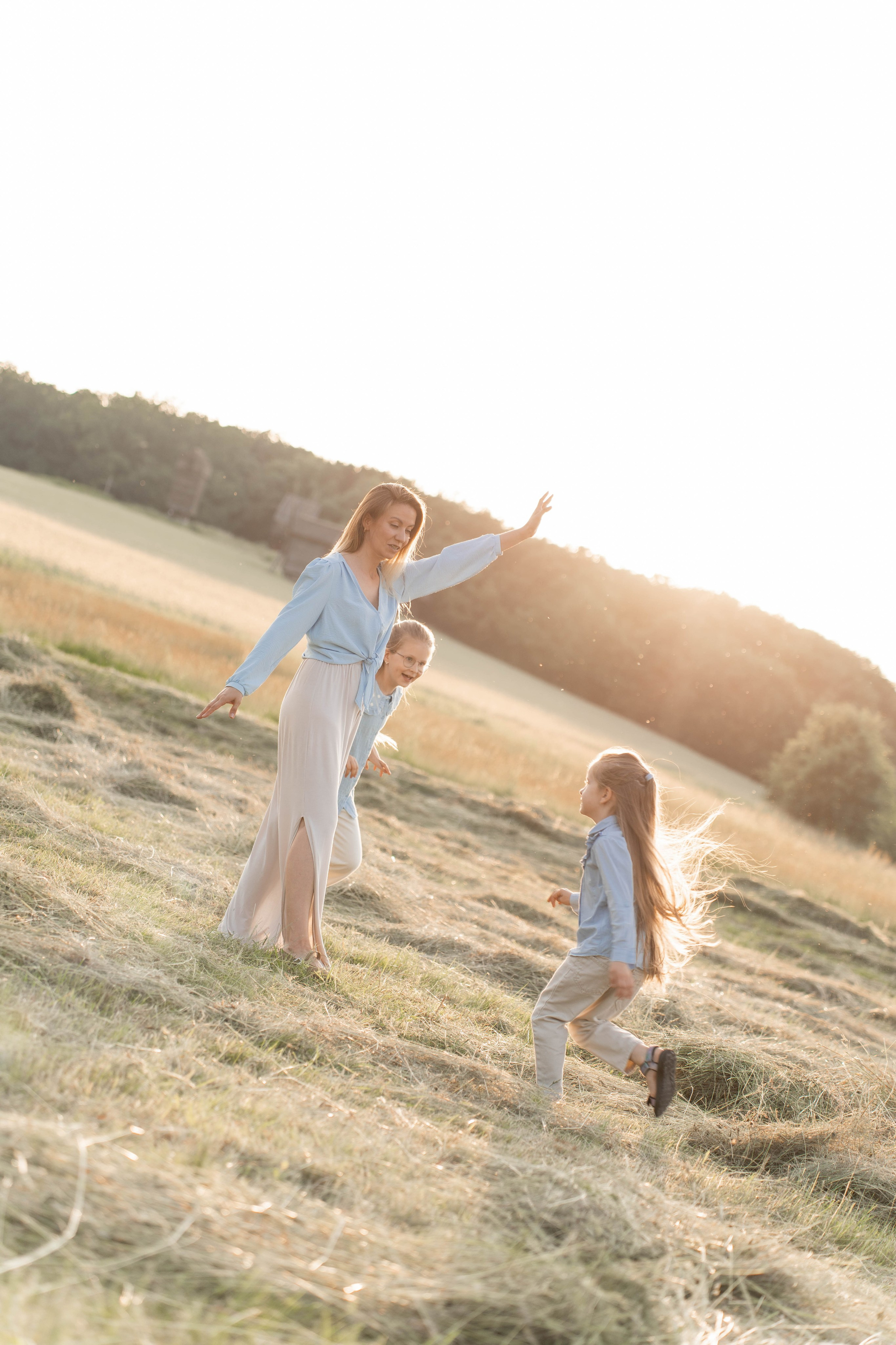 Сімейна фотосесія в Пирогово мами з двома донями. Сімейний фотограф Київ Наталія Шкаврон