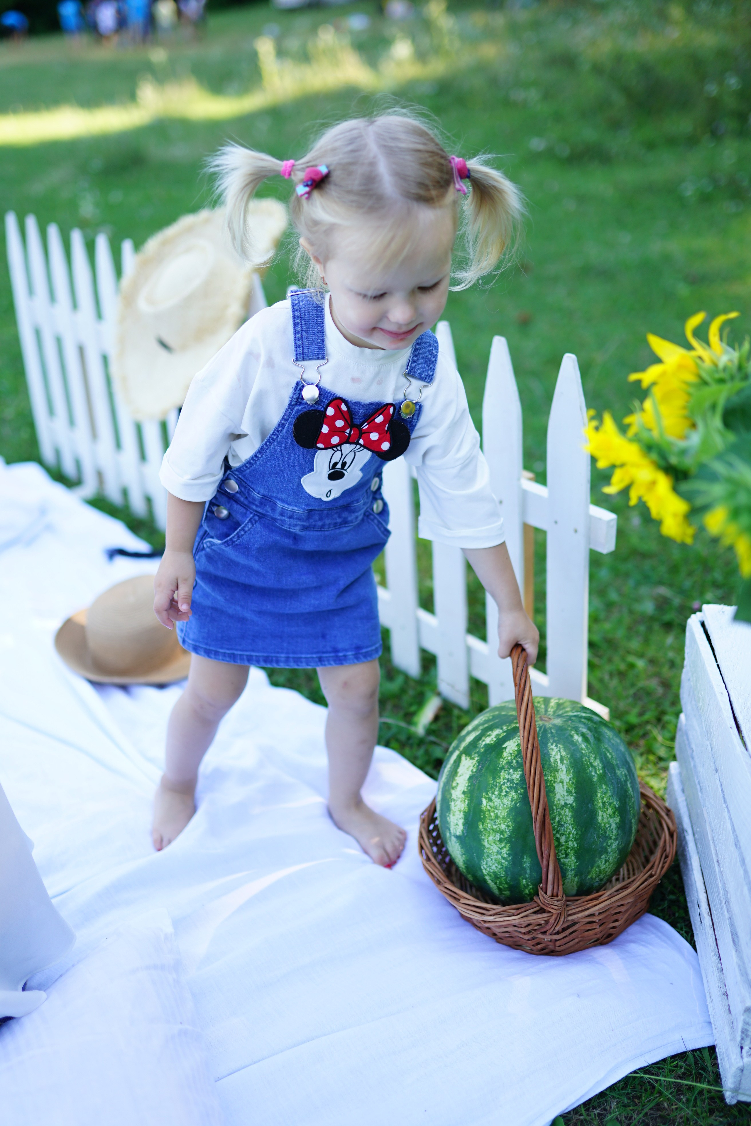 Сімейна фотосесія з кавунами. Family photographer in Kiev Natalia Shkavron