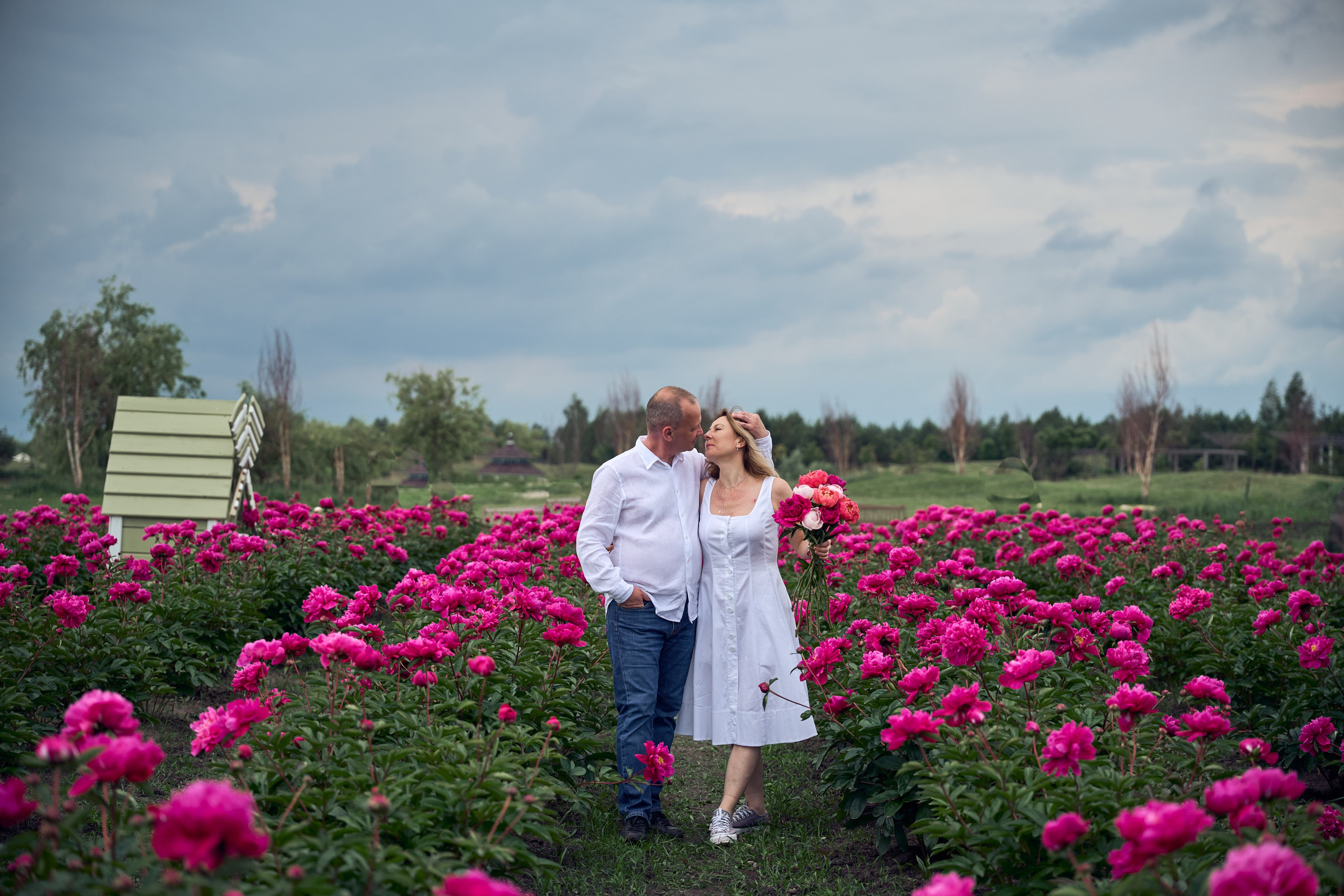 Сімейна фотосесія з піонами у Добропарку. Family photographer in Kiev Natalia Shkavron