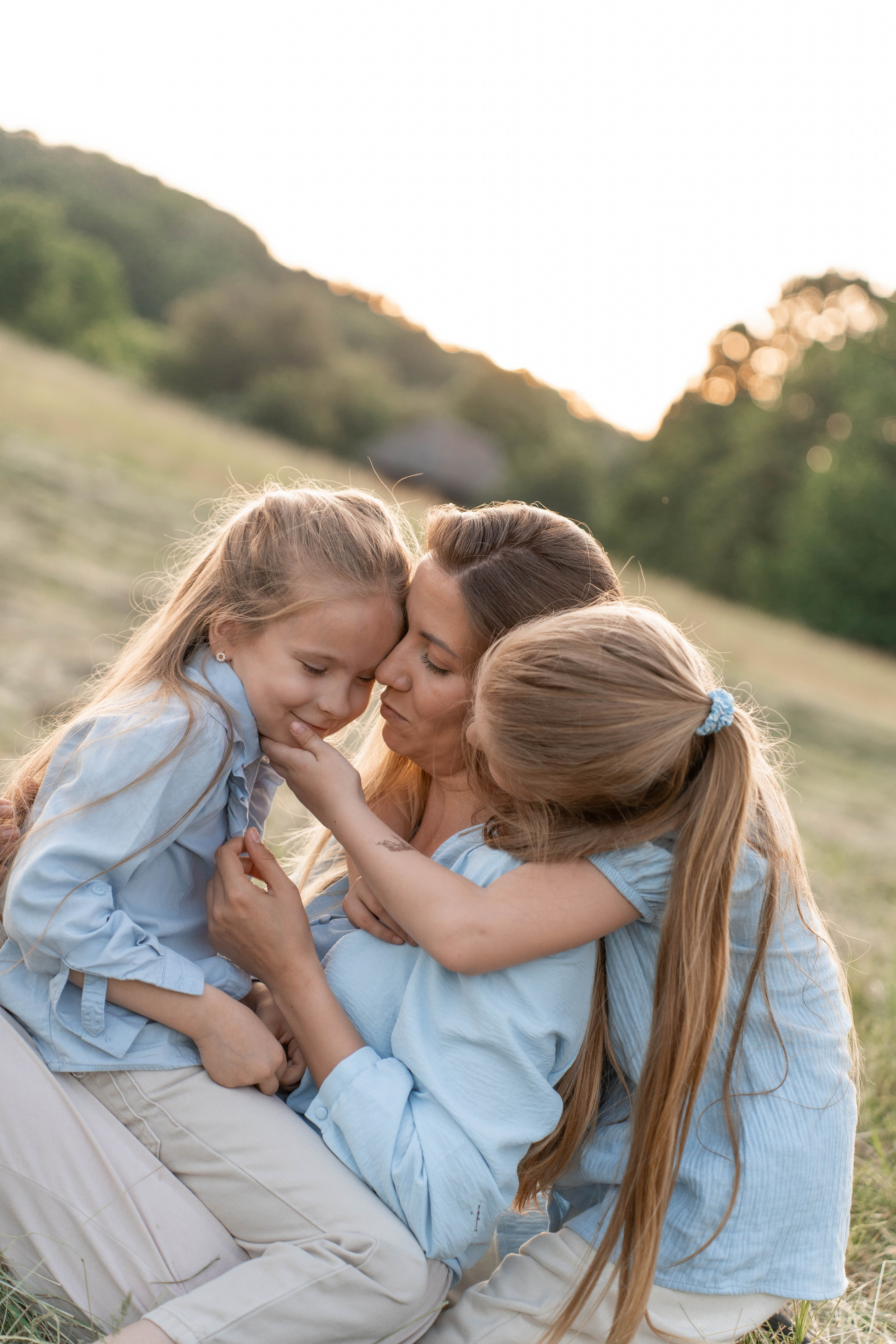 Сімейна фотосесія в Пирогово мами з двома донями. Сімейний фотограф Київ Наталія Шкаврон