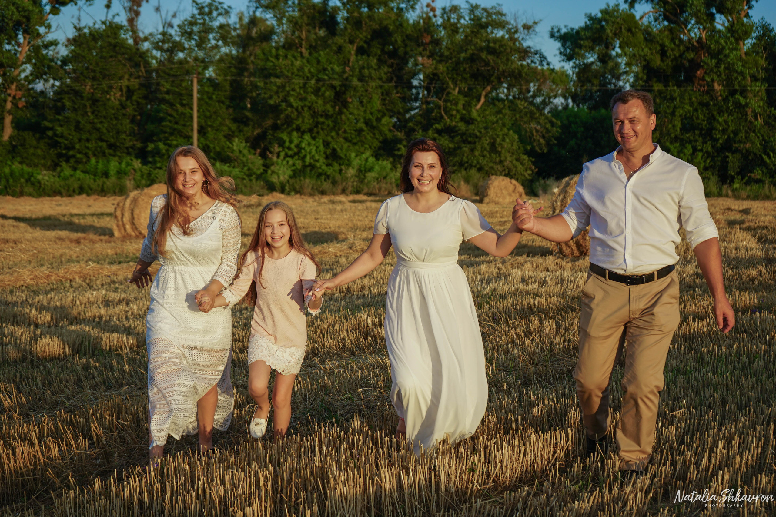 Сімейна фотосесія в полі з рулонами соломи. Сімейний фотограф Київ Наталія Шкаврон