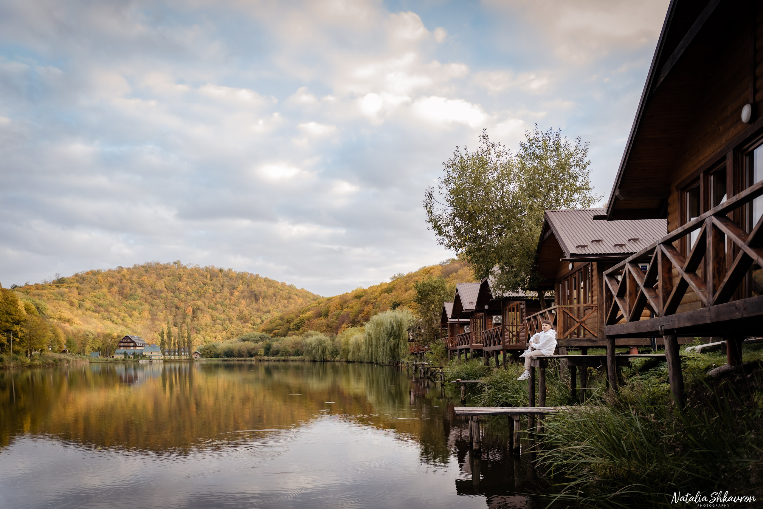 Сімейна фотосесія восени біля води. Family photographer in Kiev Natalia Shkavron