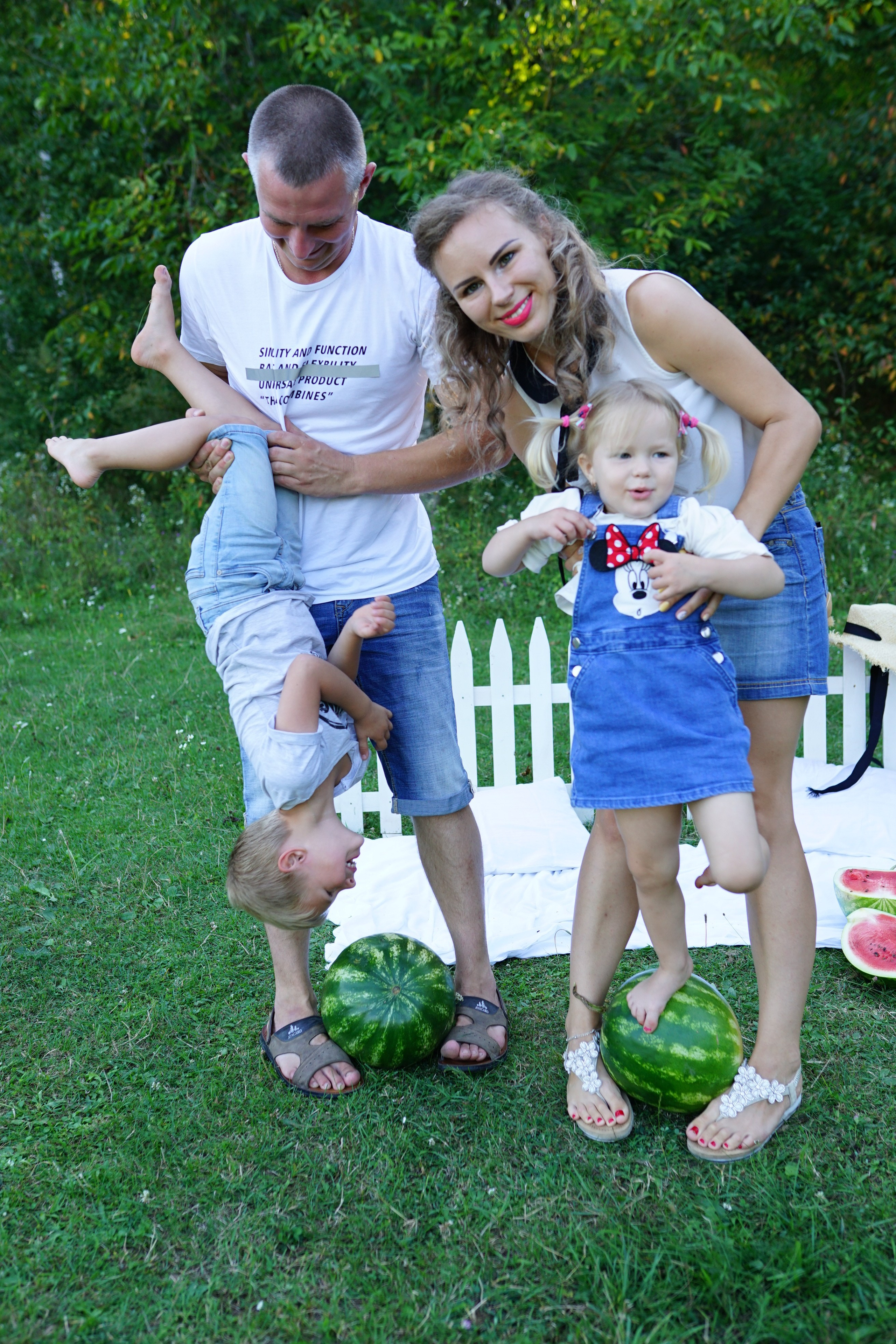Сімейна фотосесія з кавунами. Family photographer in Kiev Natalia Shkavron