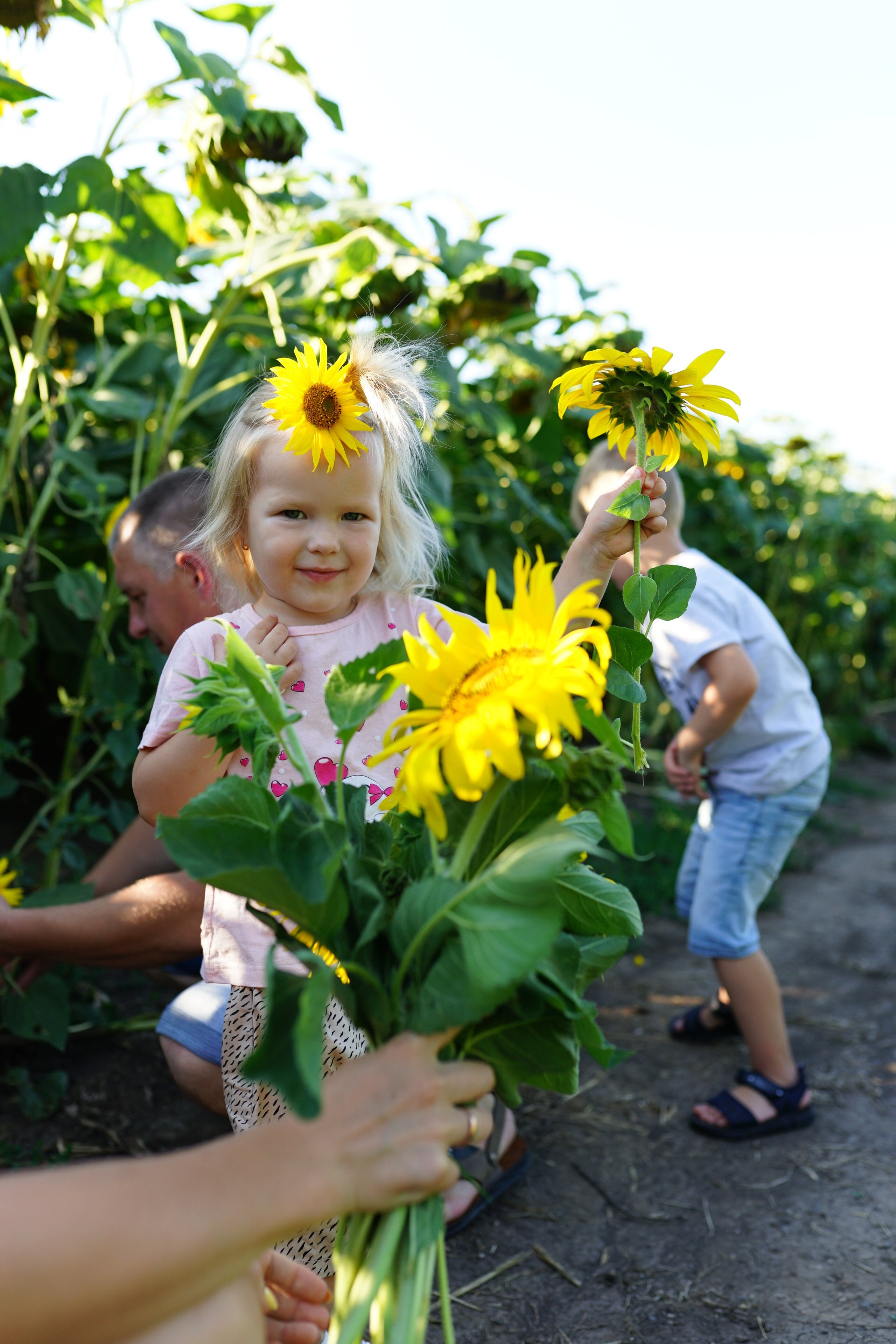 Сімейна фотосесія з кавунами. Family photographer in Kiev Natalia Shkavron