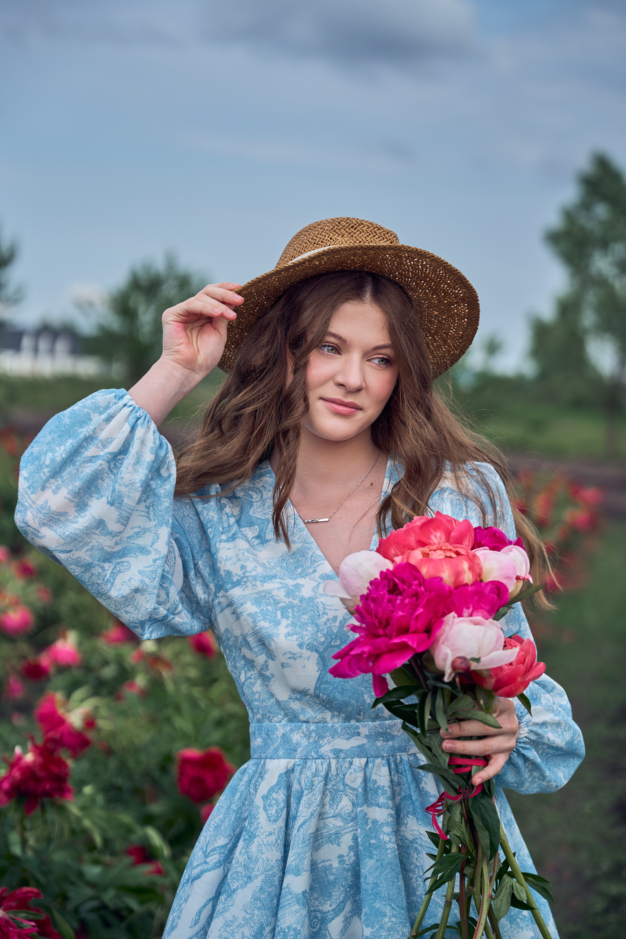 Сімейна фотосесія з піонами у Добропарку. Family photographer in Kiev Natalia Shkavron