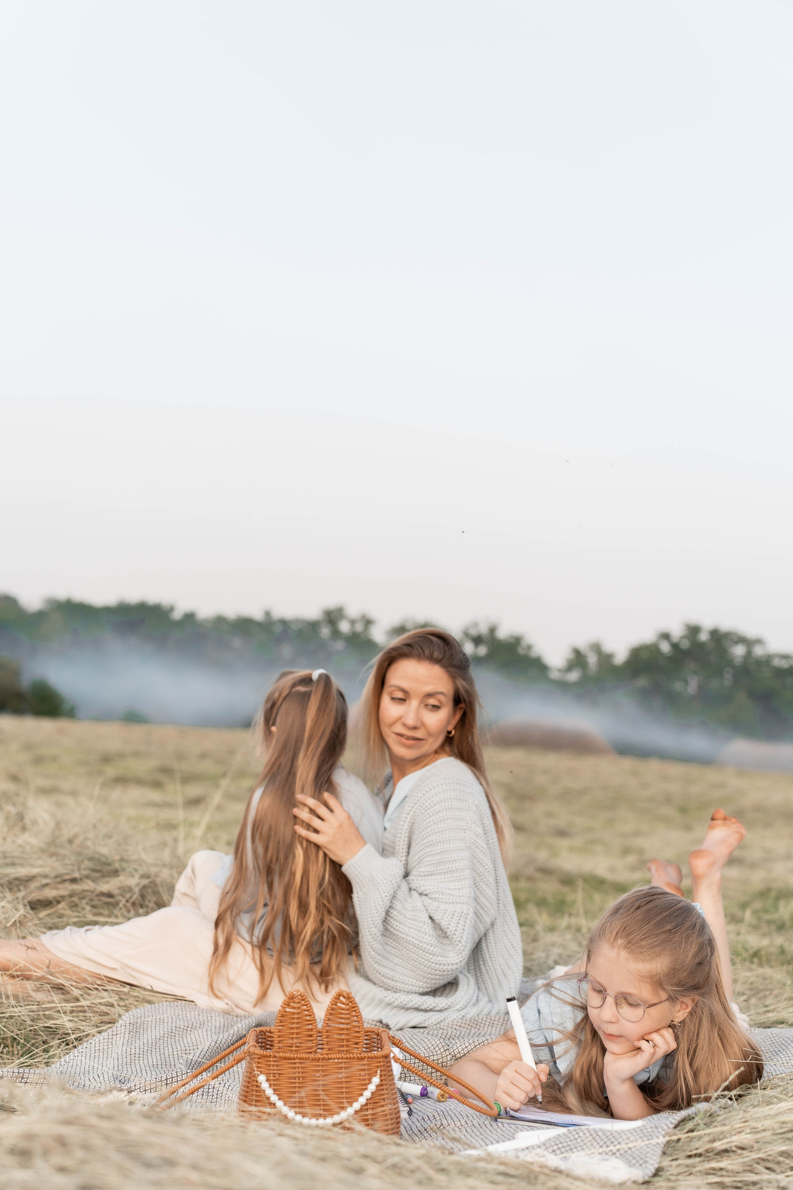 Сімейна фотосесія в Пирогово мами з двома донями. Сімейний фотограф Київ Наталія Шкаврон