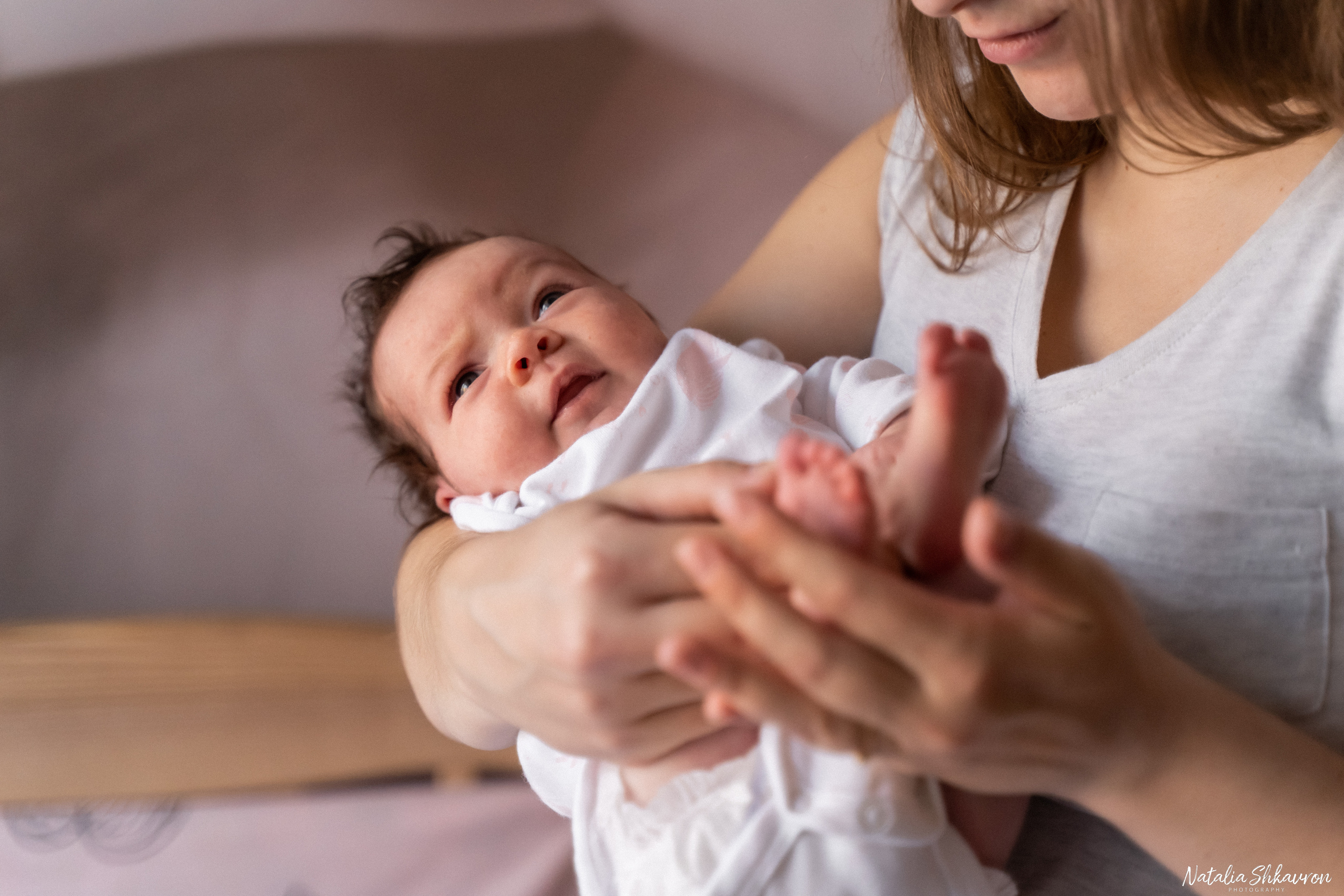 Сімейна домашня фотосесія новонародженої Лізи. Сімейний фотограф Київ Наталія Шкаврон