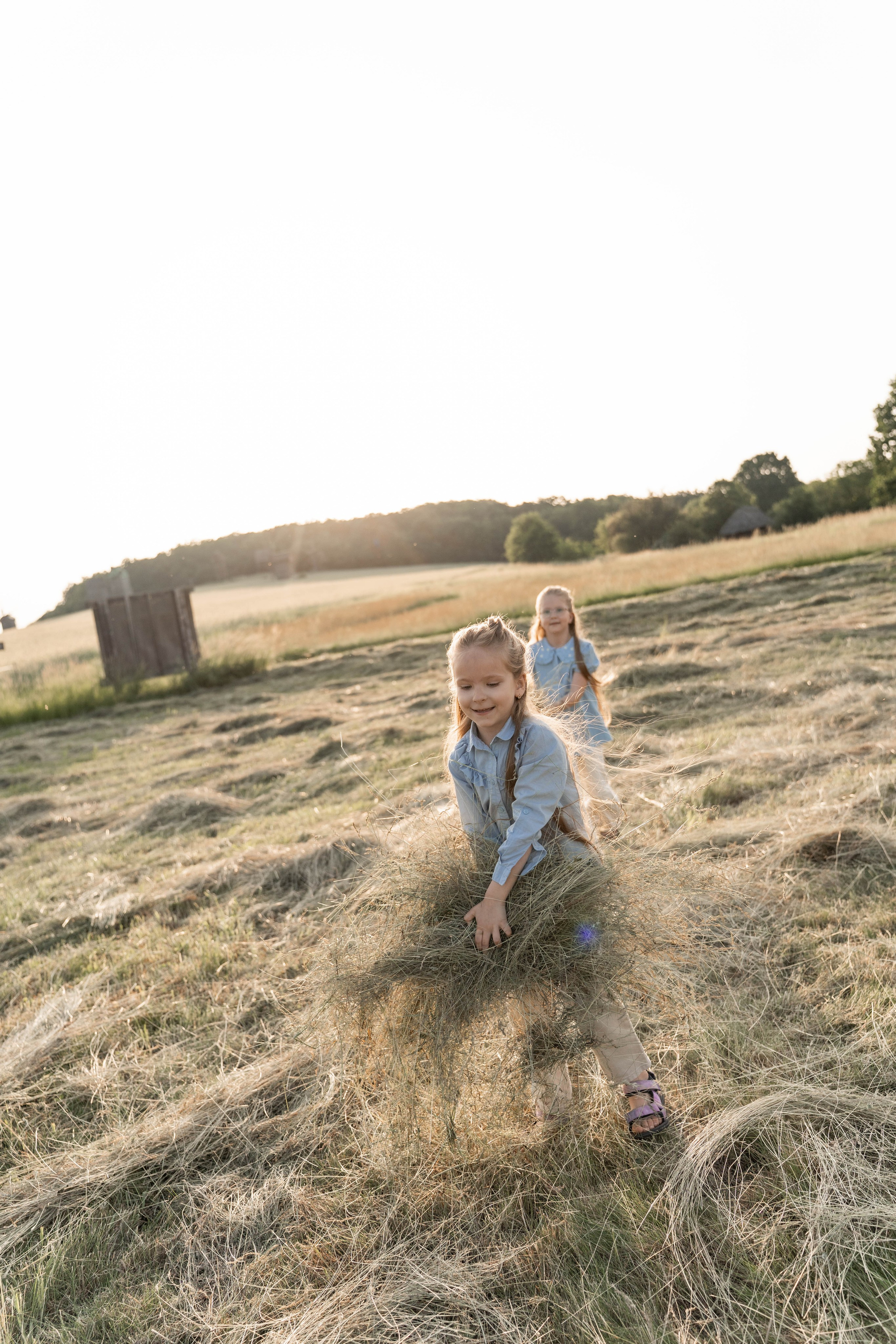 Сімейна фотосесія в Пирогово мами з двома донями. Сімейний фотограф Київ Наталія Шкаврон