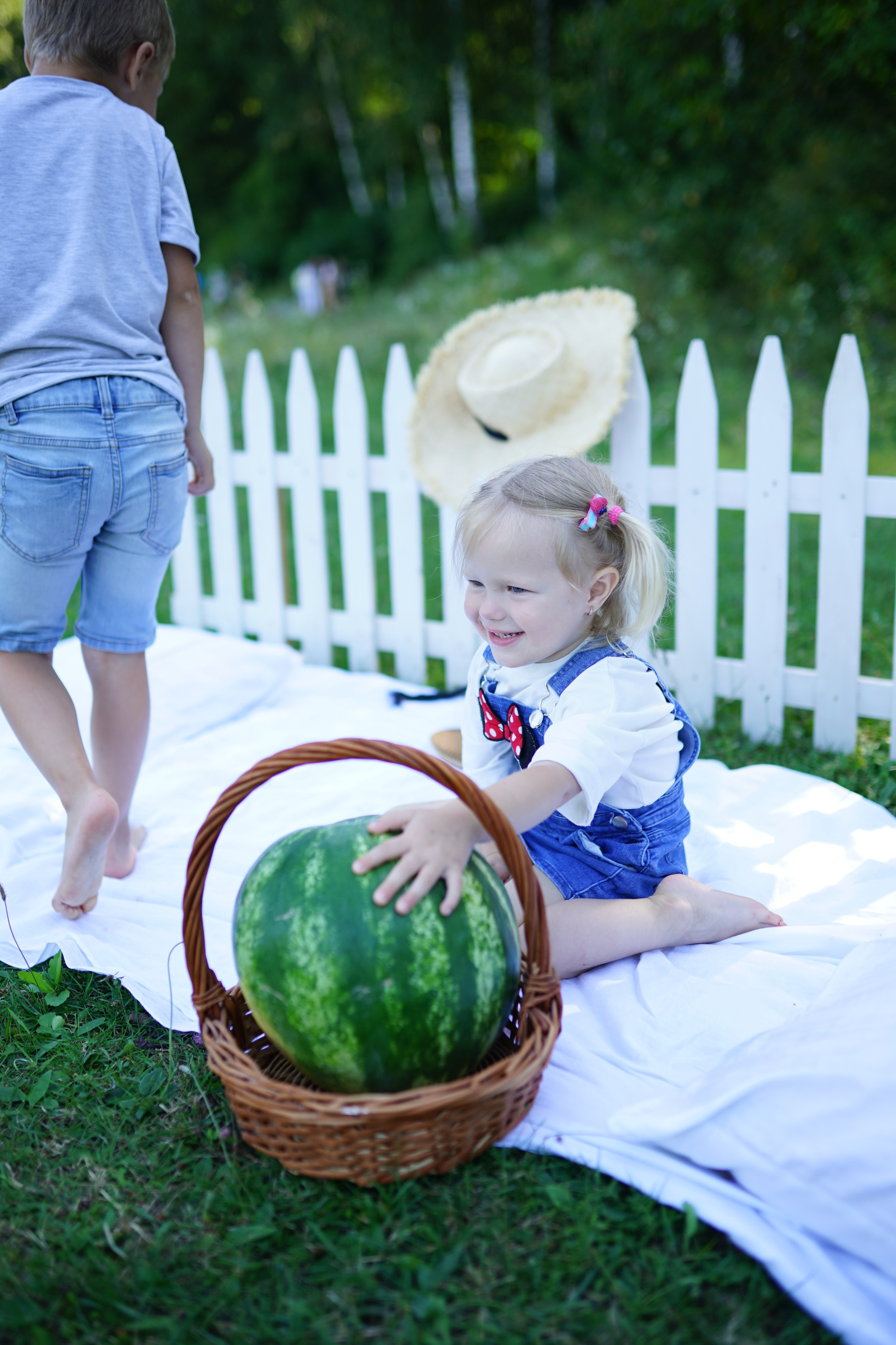 Сімейна фотосесія з кавунами. Family photographer in Kiev Natalia Shkavron