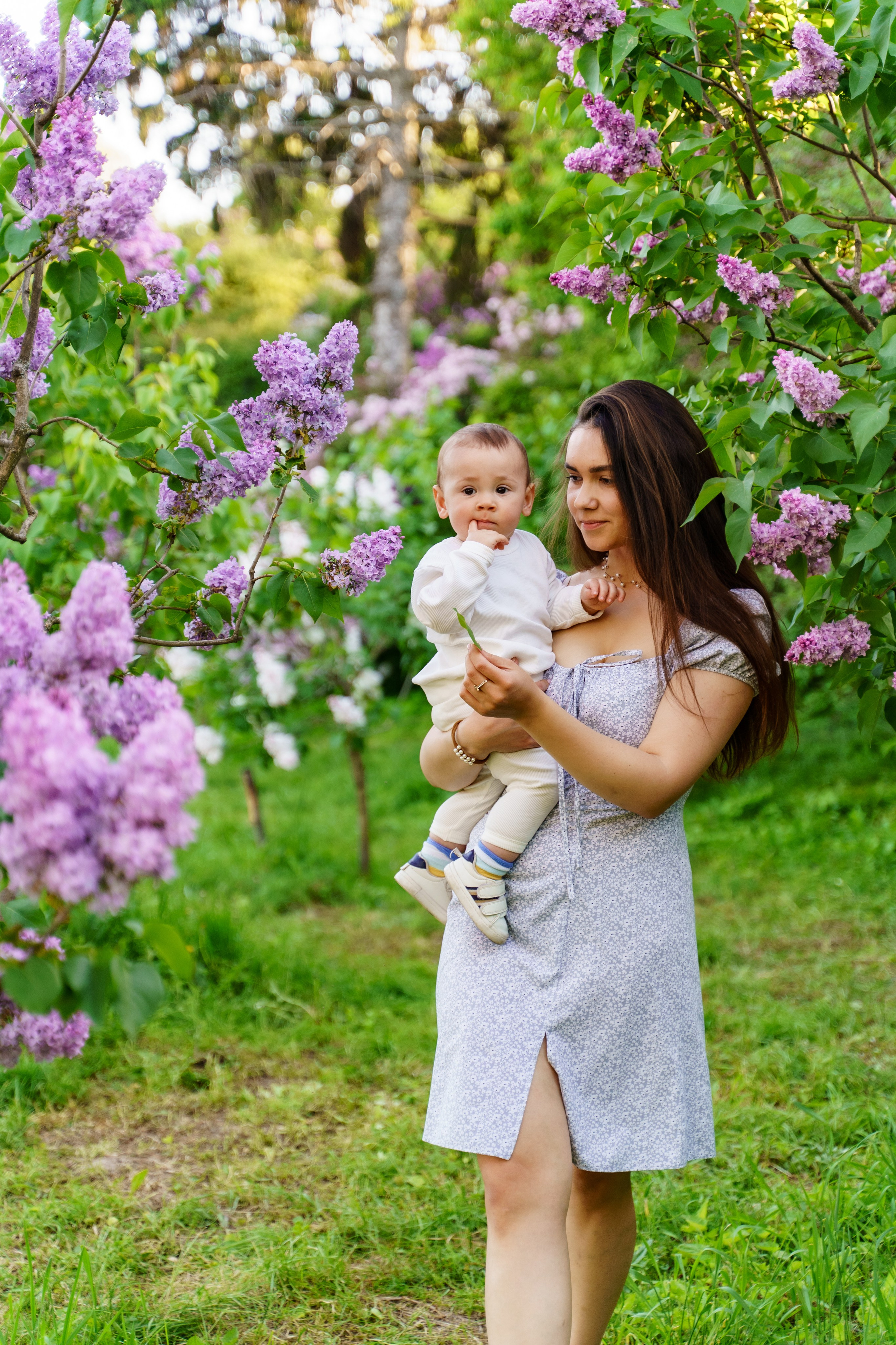 Сімейна фотосесія в бузку Київ. Сімейний фотограф Київ Наталія Шкаврон