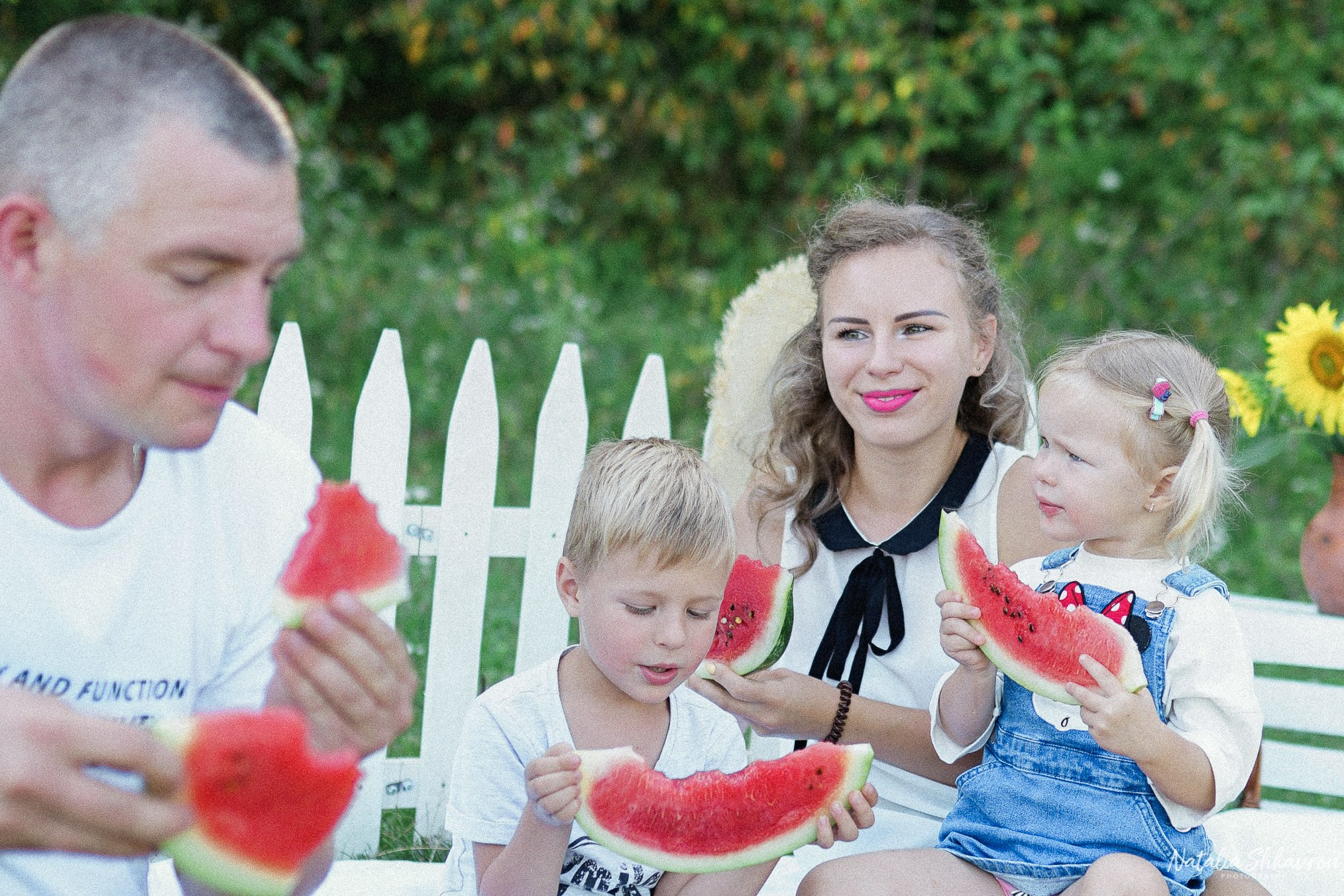 Сімейна фотосесія з кавунами. Family photographer in Kiev Natalia Shkavron
