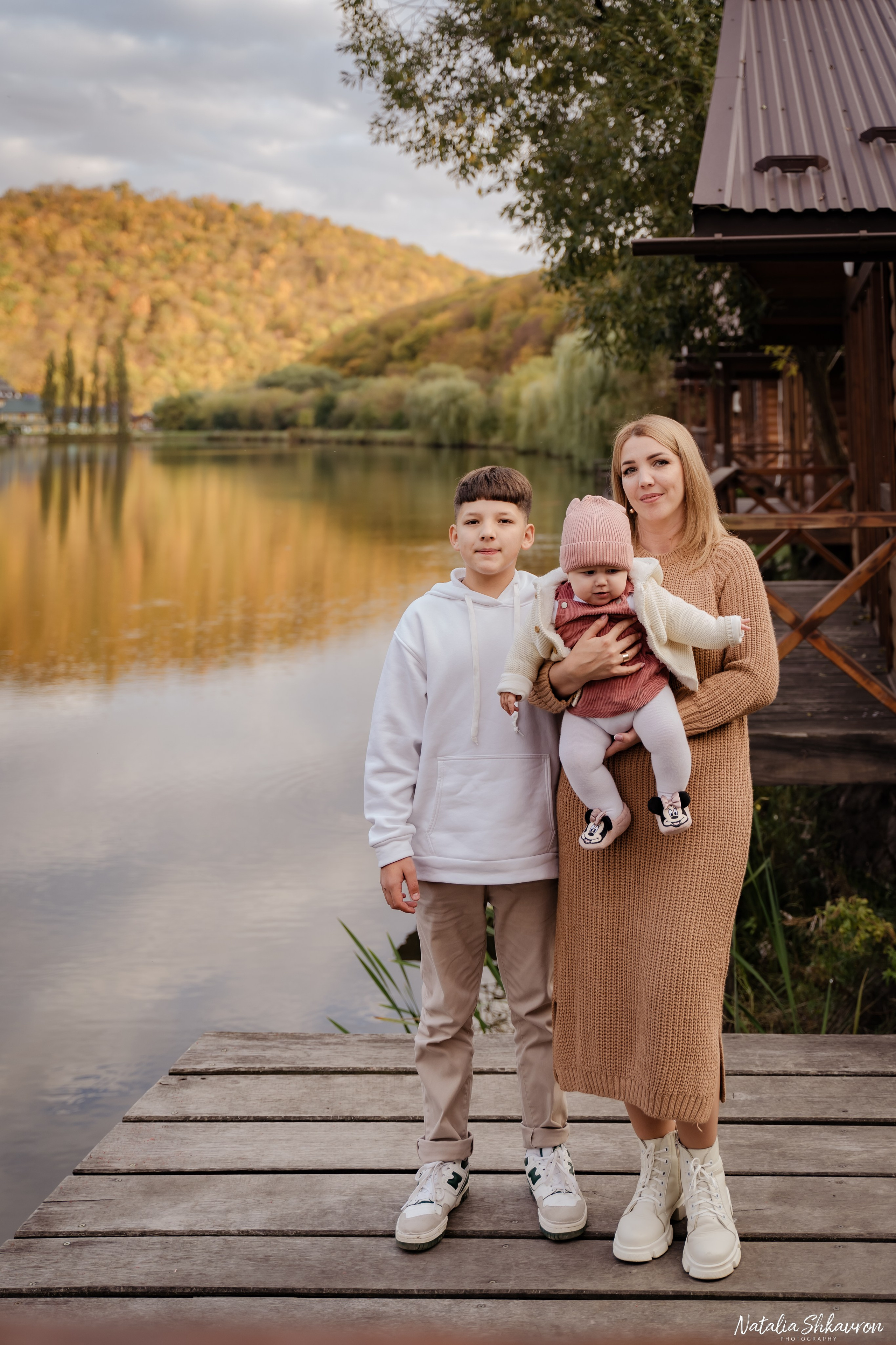 Сімейна фотосесія восени біля води. Family photographer in Kiev Natalia Shkavron