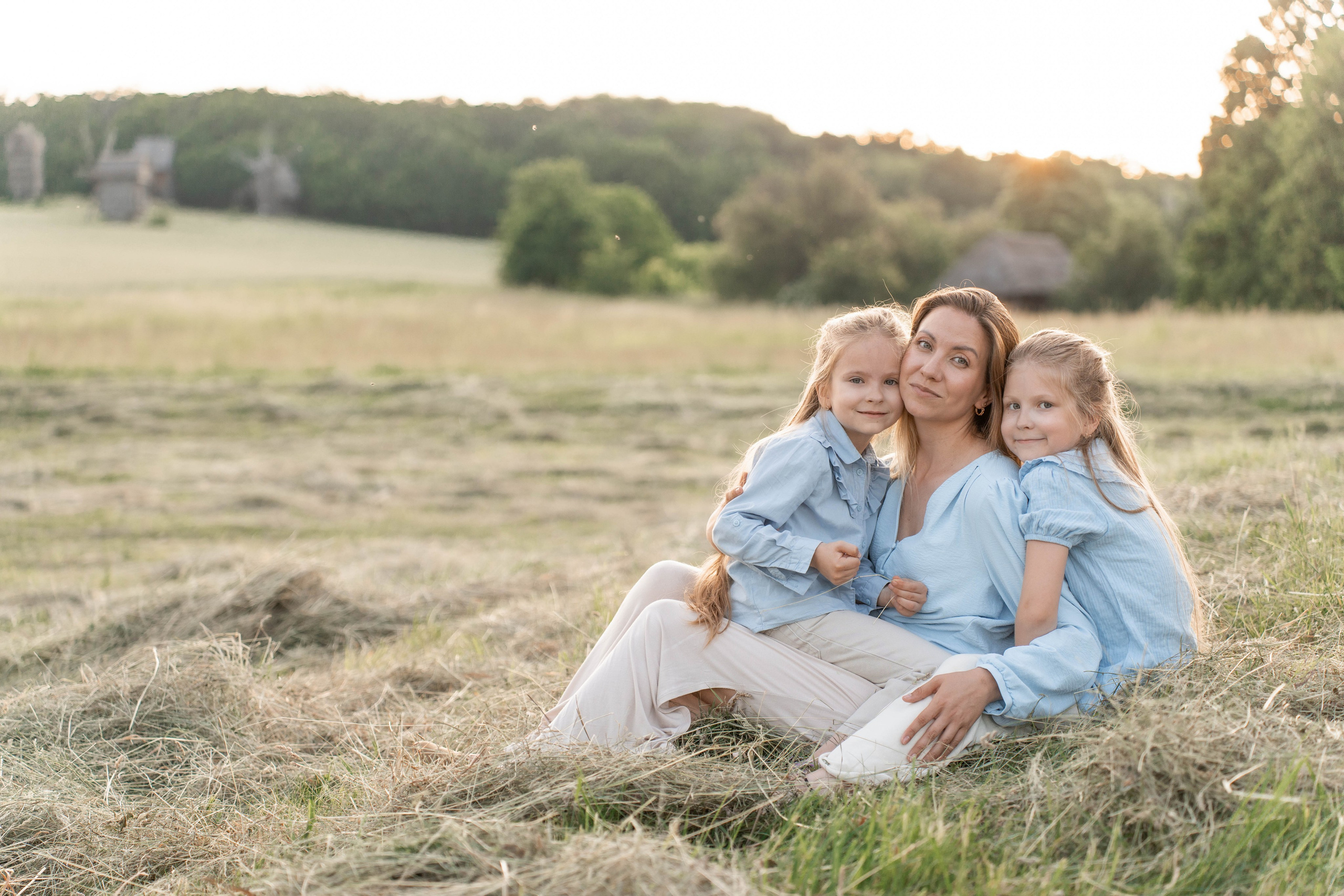 Сімейна фотосесія в Пирогово мами з двома донями. Сімейний фотограф Київ Наталія Шкаврон
