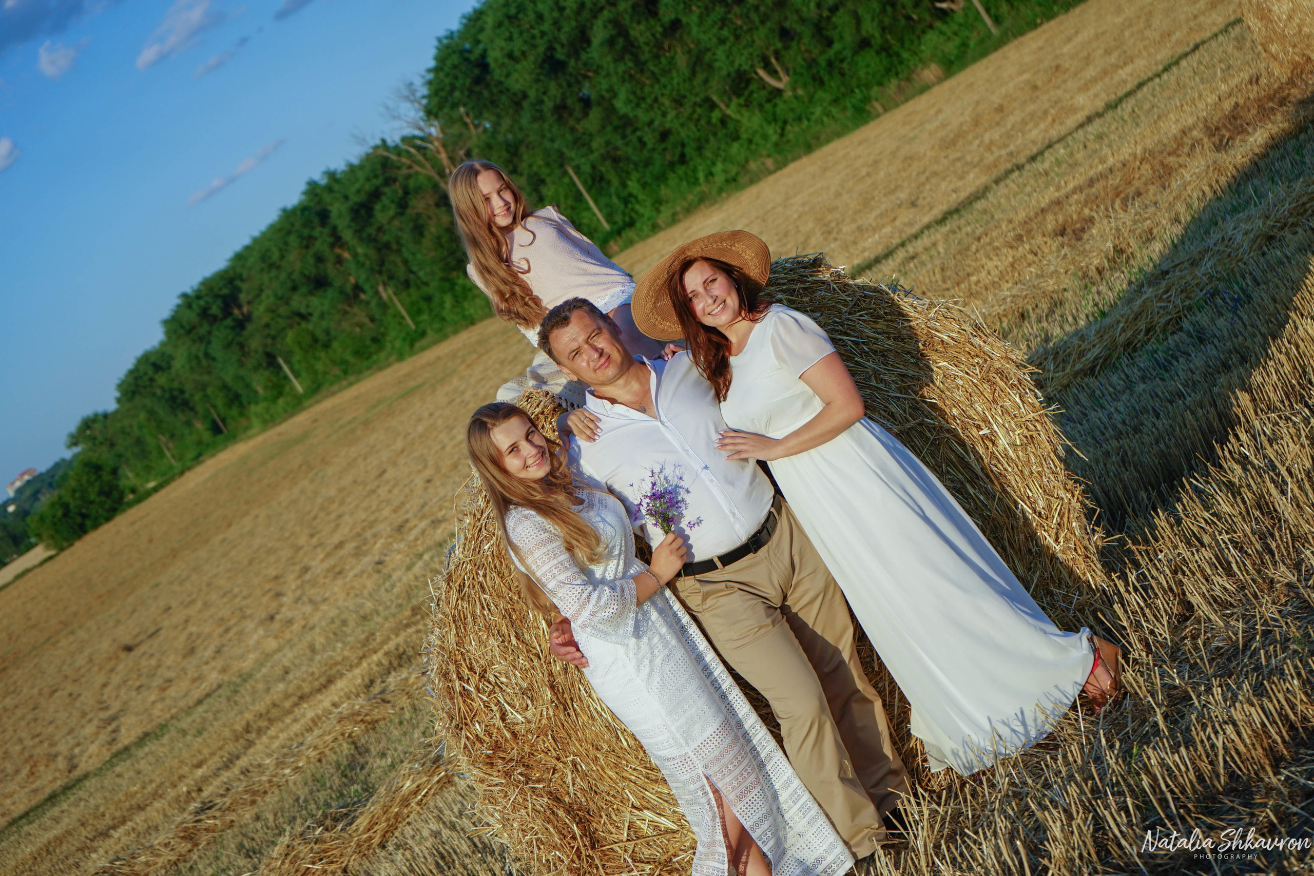 Сімейна фотосесія в полі з рулонами соломи. Сімейний фотограф Київ Наталія Шкаврон
