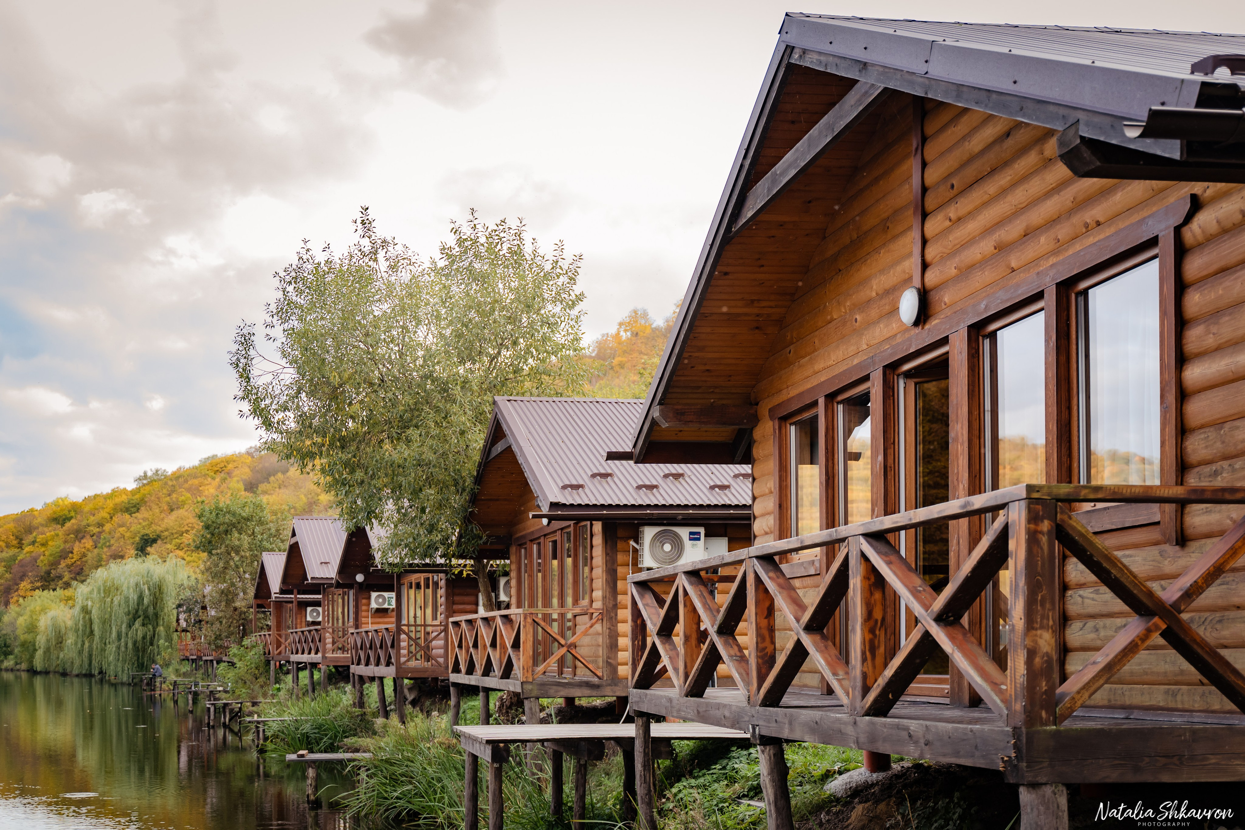 Сімейна фотосесія восени біля води. Family photographer in Kiev Natalia Shkavron