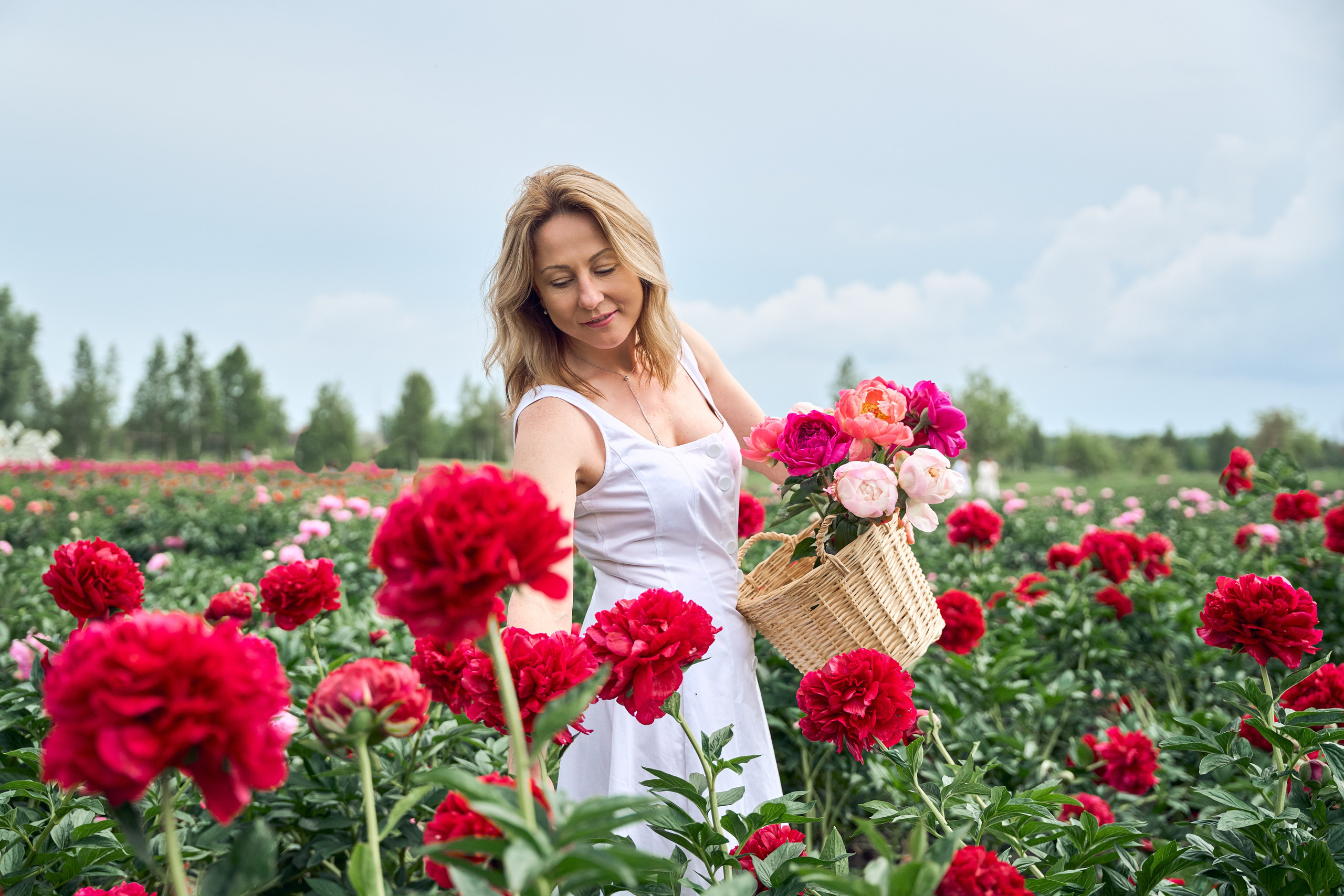 Сімейна фотосесія з піонами у Добропарку. Family photographer in Kiev Natalia Shkavron