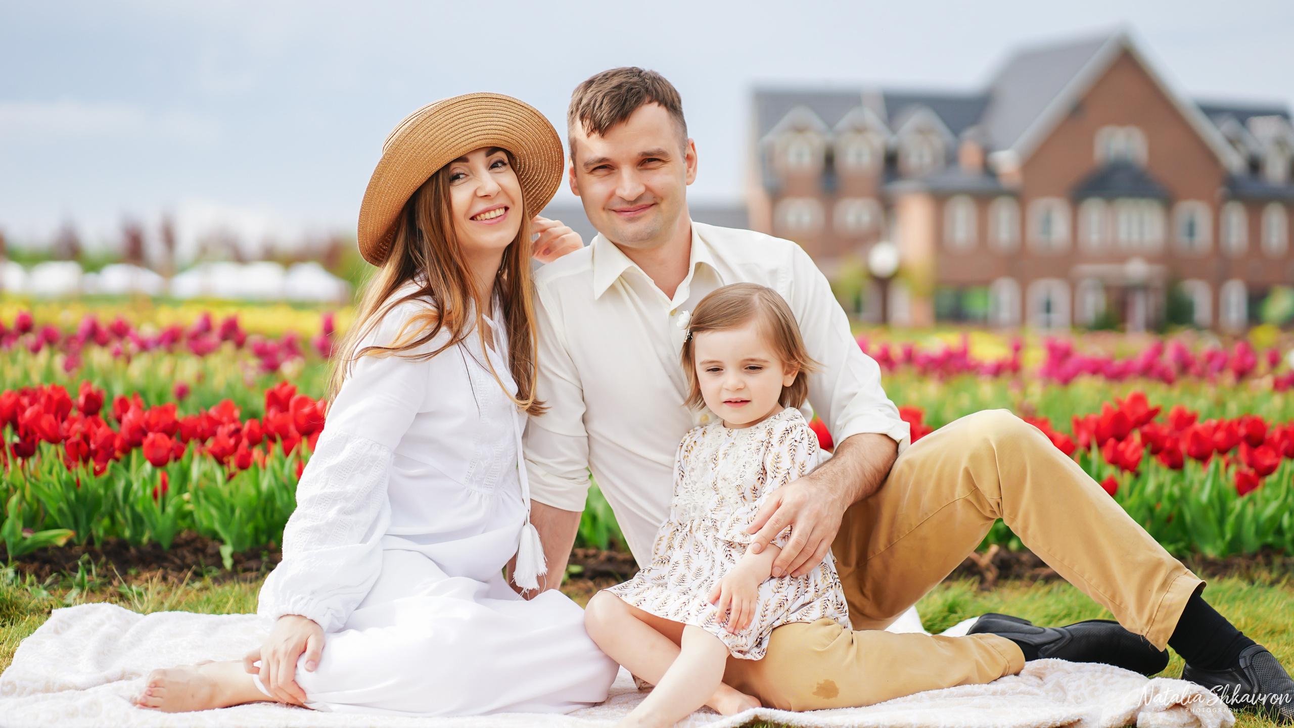 Сімейна фотосесія в тюльпанах. Сімейний фотограф Київ Наталія Шкаврон