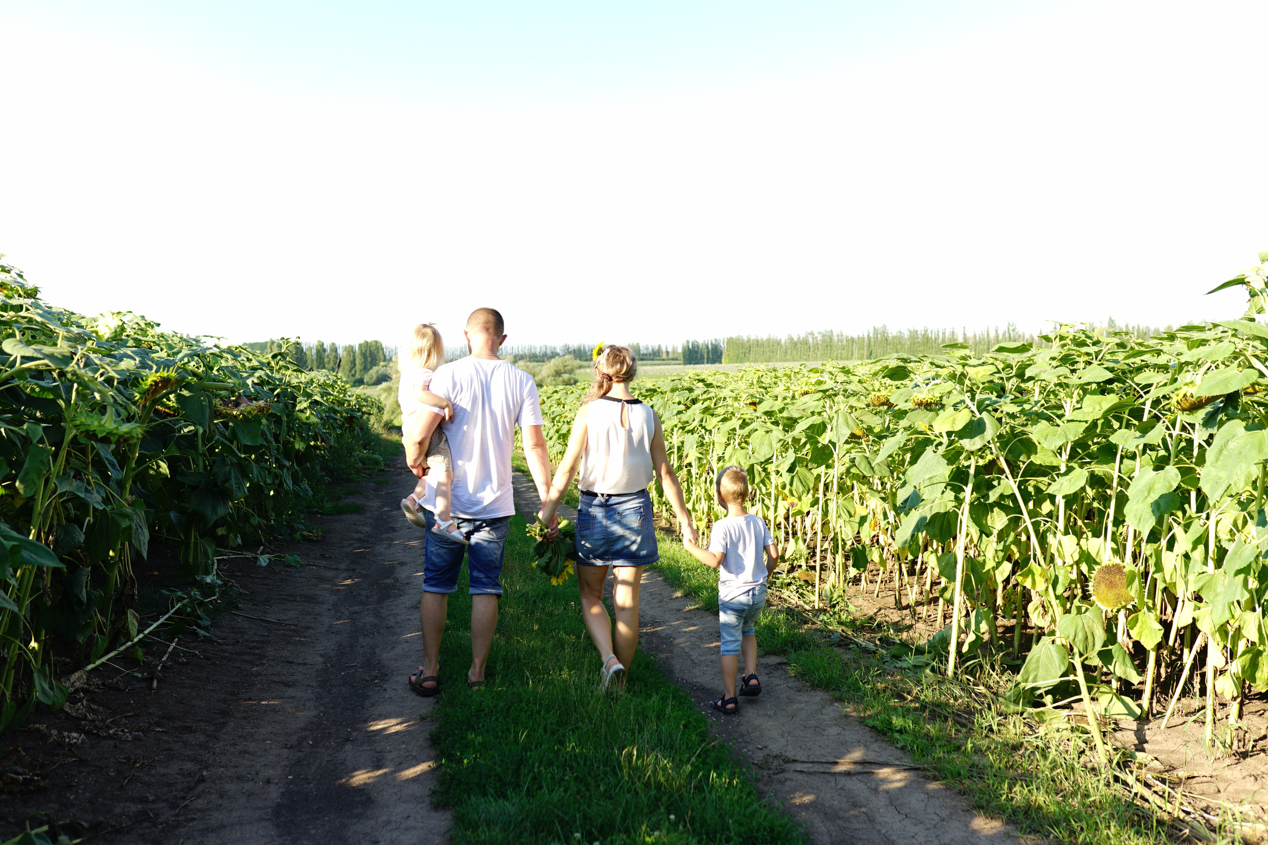 Сімейна фотосесія з кавунами. Family photographer in Kiev Natalia Shkavron