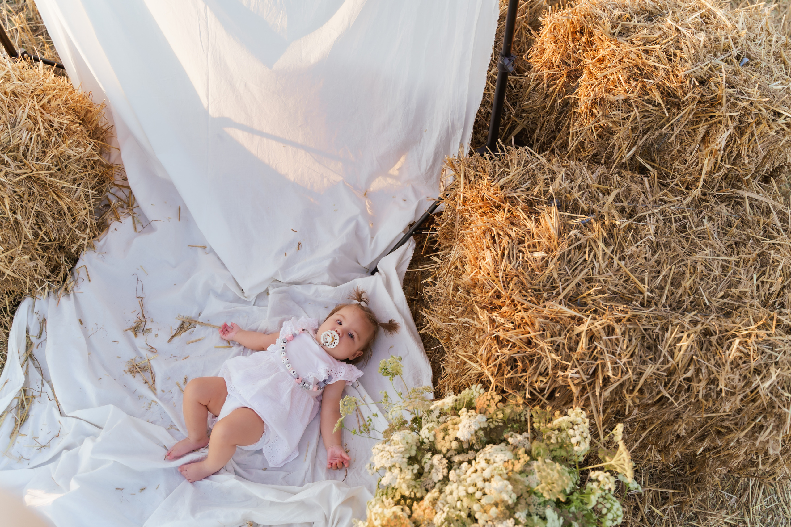Фотосесія мама та доня в полі з тюками соломи. Сімейний фотограф Київ Наталія Шкаврон