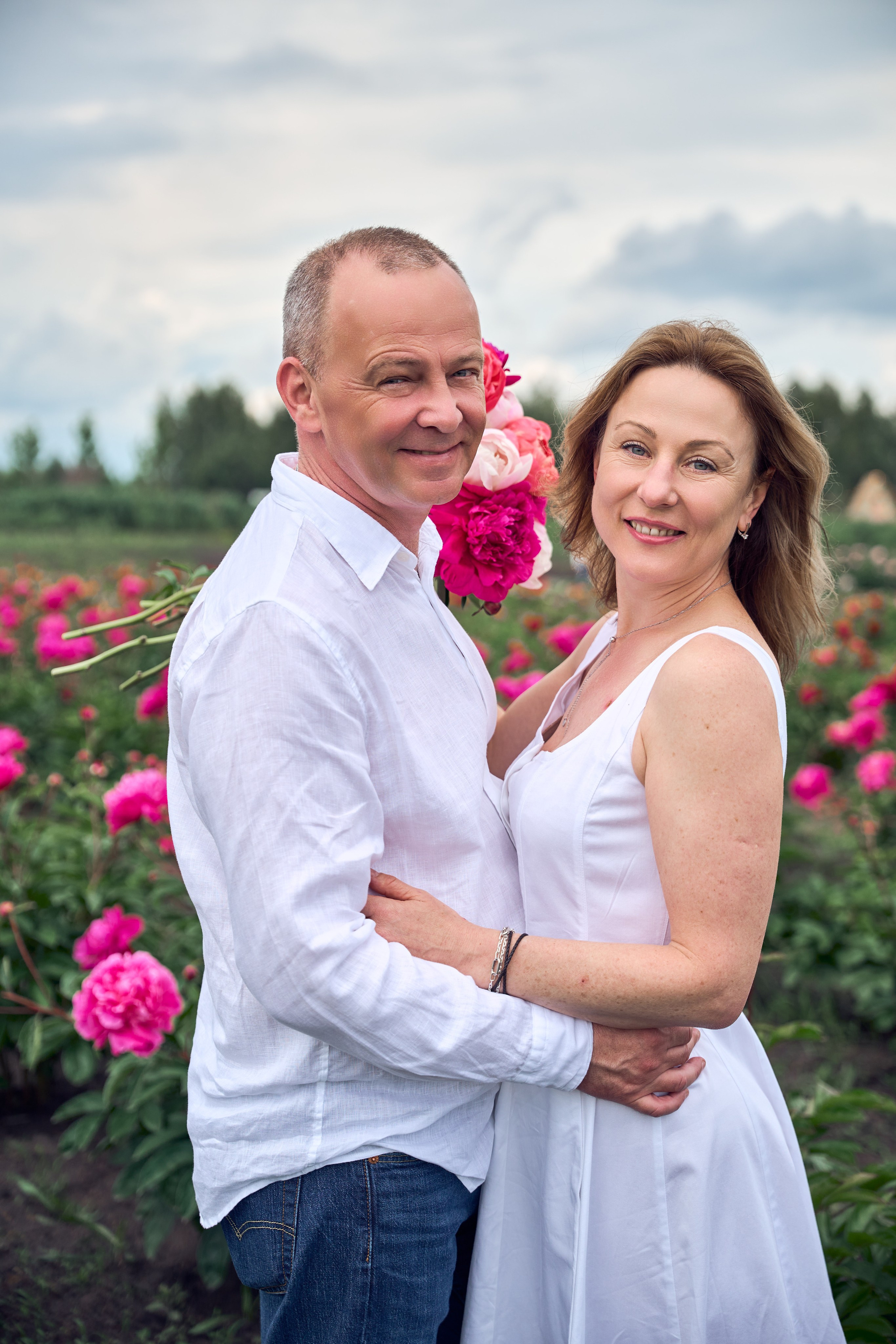 Сімейна фотосесія з піонами у Добропарку. Family photographer in Kiev Natalia Shkavron