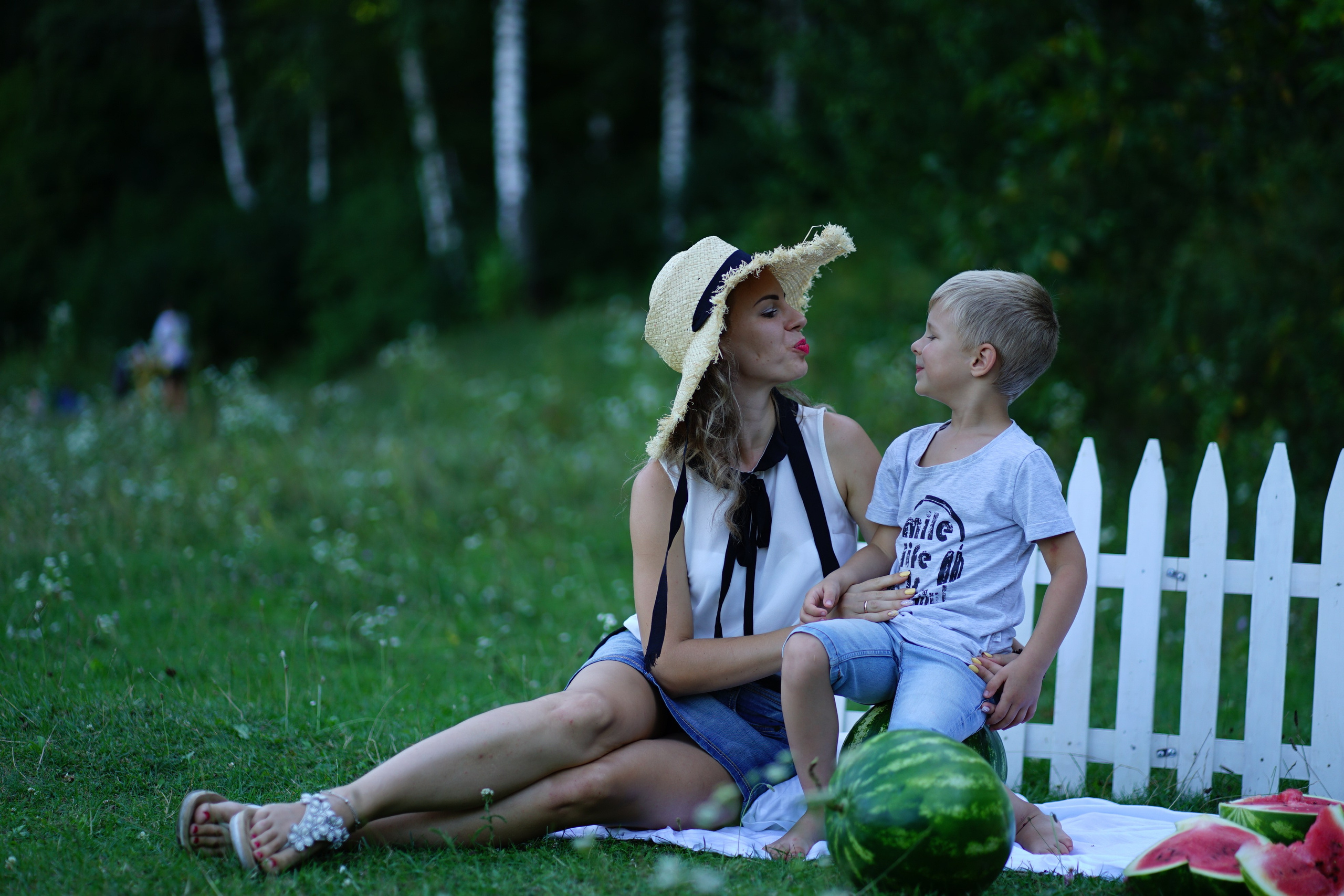 Сімейна фотосесія з кавунами. Family photographer in Kiev Natalia Shkavron