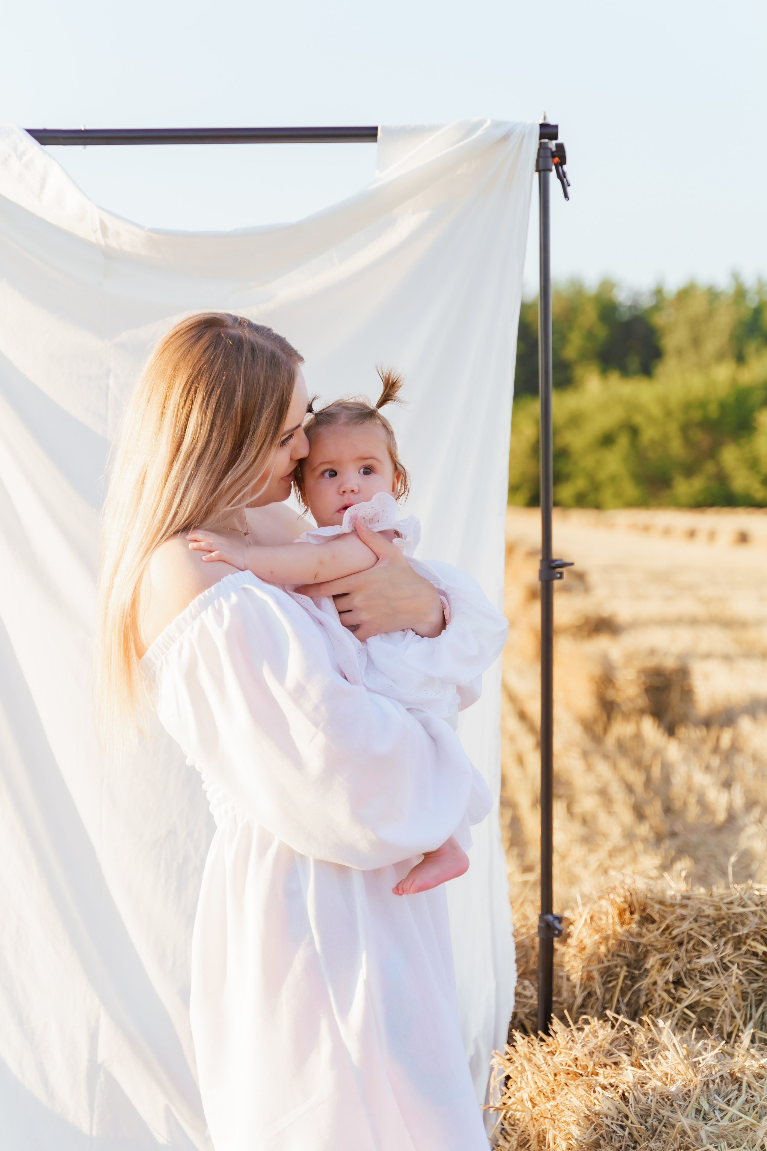 Фотосесія мама та доня в полі з тюками соломи. Сімейний фотограф Київ Наталія Шкаврон