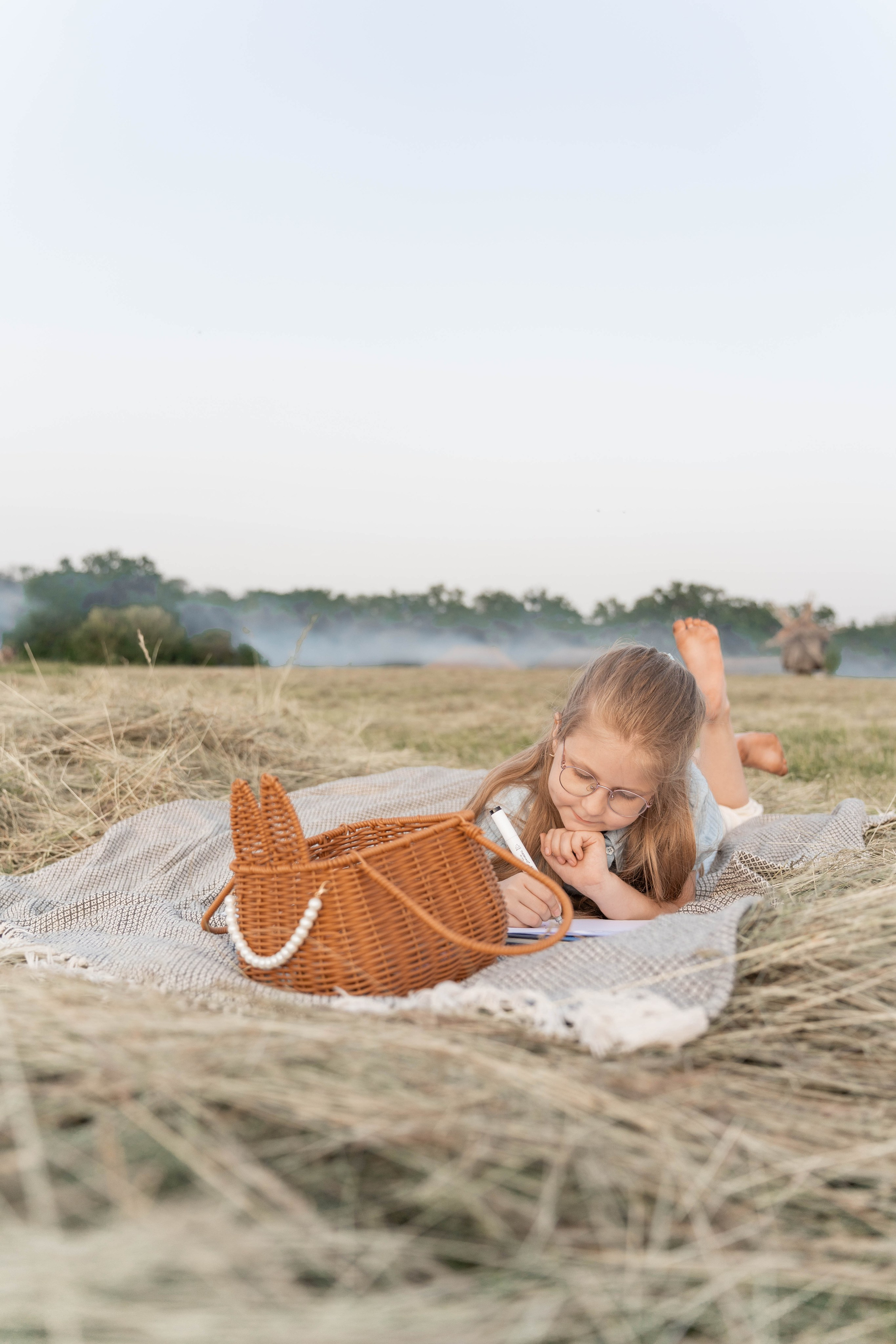 Сімейна фотосесія в Пирогово мами з двома донями. Сімейний фотограф Київ Наталія Шкаврон